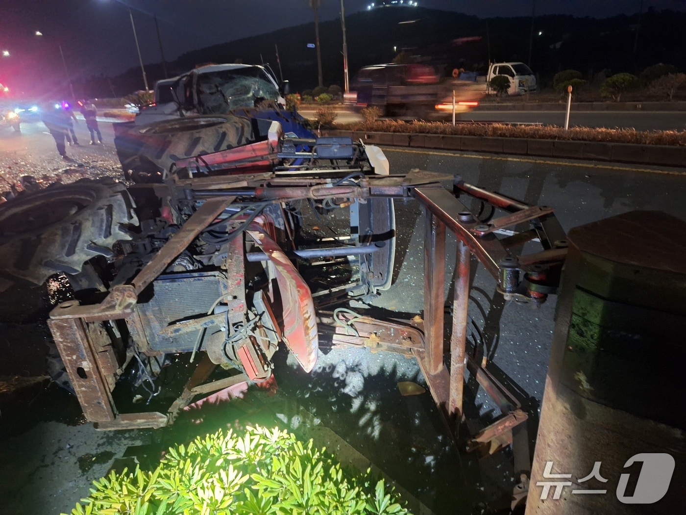 13일 오전 서귀포시 대정읍에서 발생한 트럭과 트랙터 추돌사고.(제주도소방안전본부 제공. 재판매 및 DB 금지)