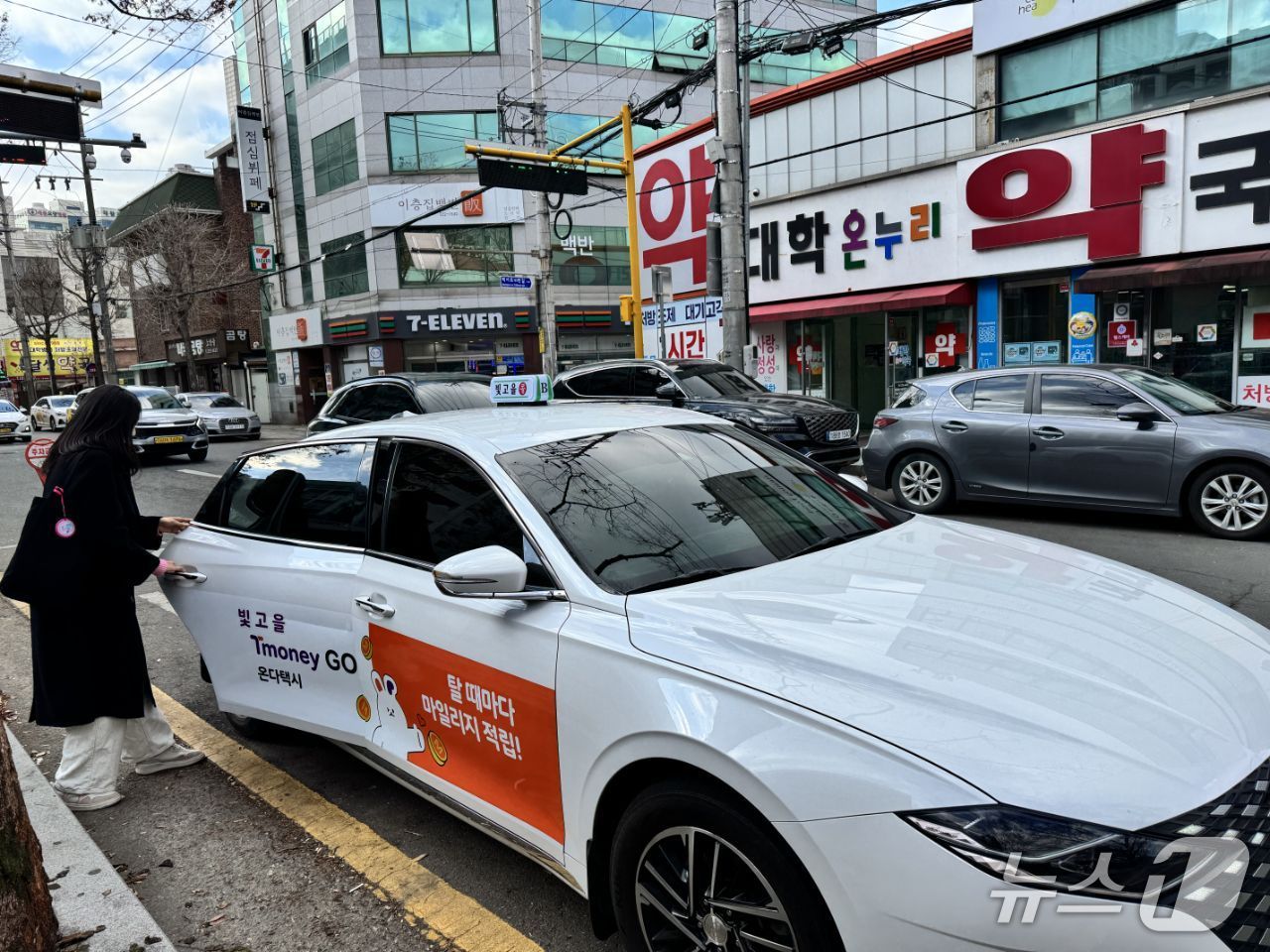 광주 동구 맘택시를 이용하는 임신부의 모습. (동구 제공. 재판매 및 DB 금지)