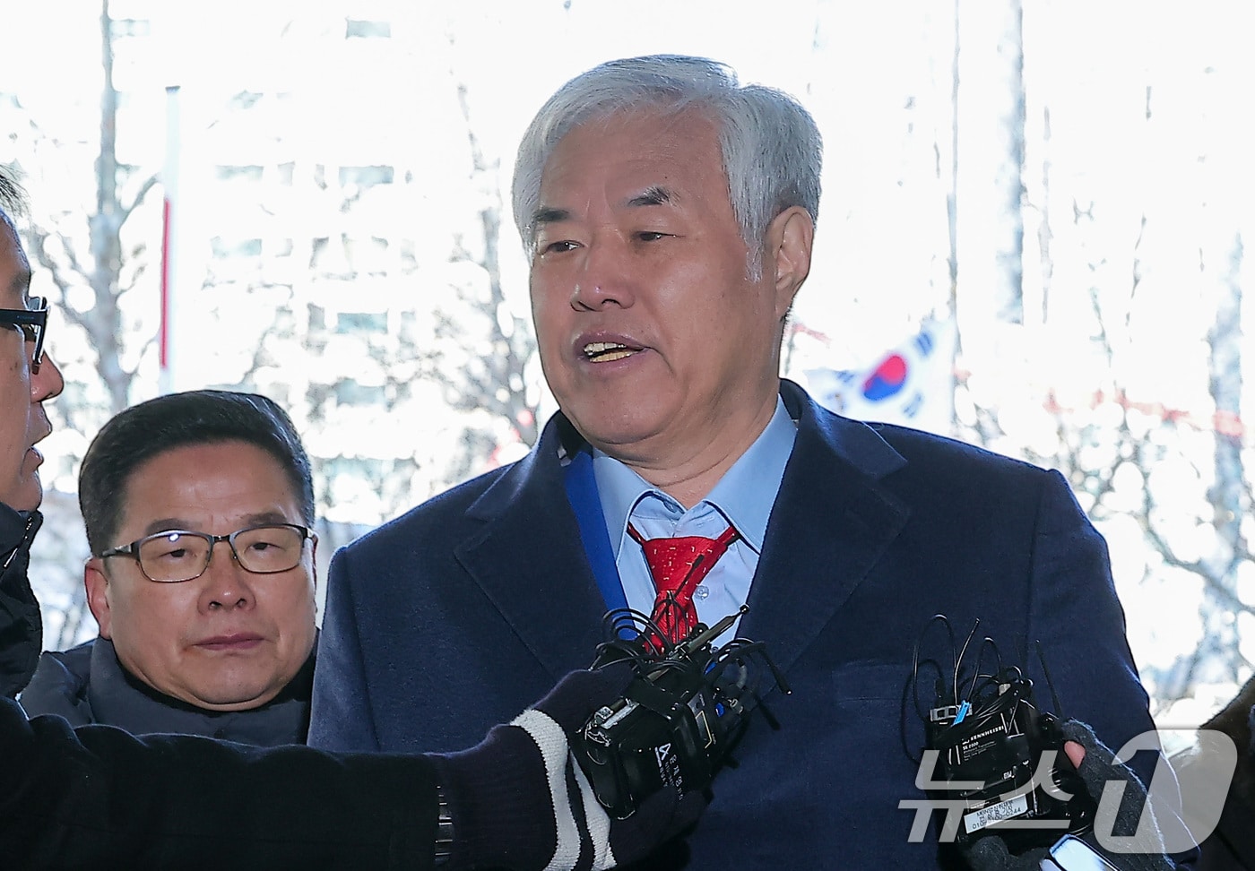 서부지법 난동 사태를 선동한 혐의를 받고 있는 전광훈 사랑제일교회 목사가 13일 서울 마포구 서울서부지방법원에서 열린 구속 전 피의자 심문(영장실질심사)에 출석하며 취재진의 질문에 답하고 있다. 2026.1.13/뉴스1 ⓒ News1 김성진 기자