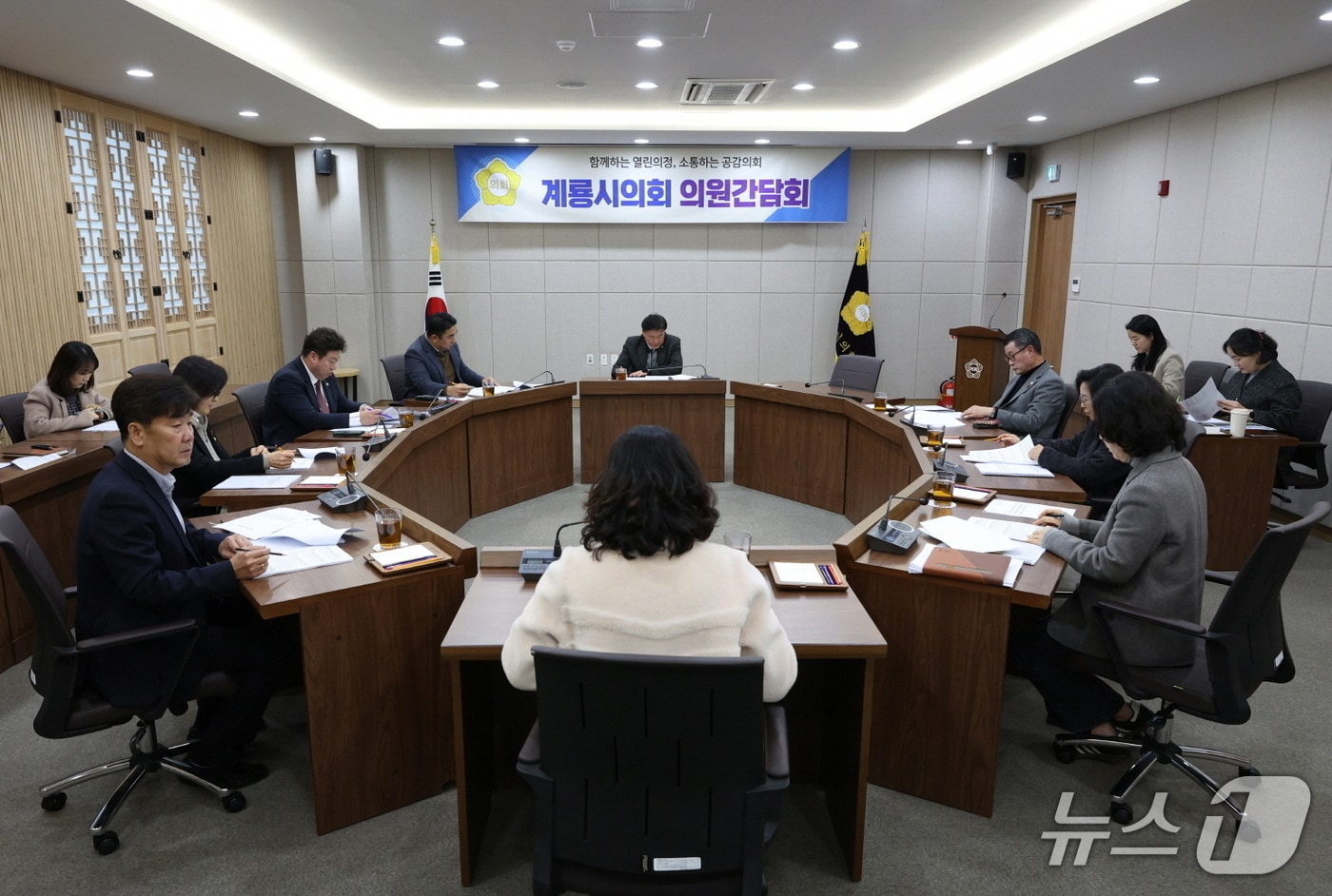계룡시의회(의장 김범규)는 13일 의회 다목적 회의실에서 의원 및 부서장이 참석한 가운데 2026년 첫 의원간담회를 가졌다. (계룡시의회 제공.재판매 및 DB금지)/뉴스1