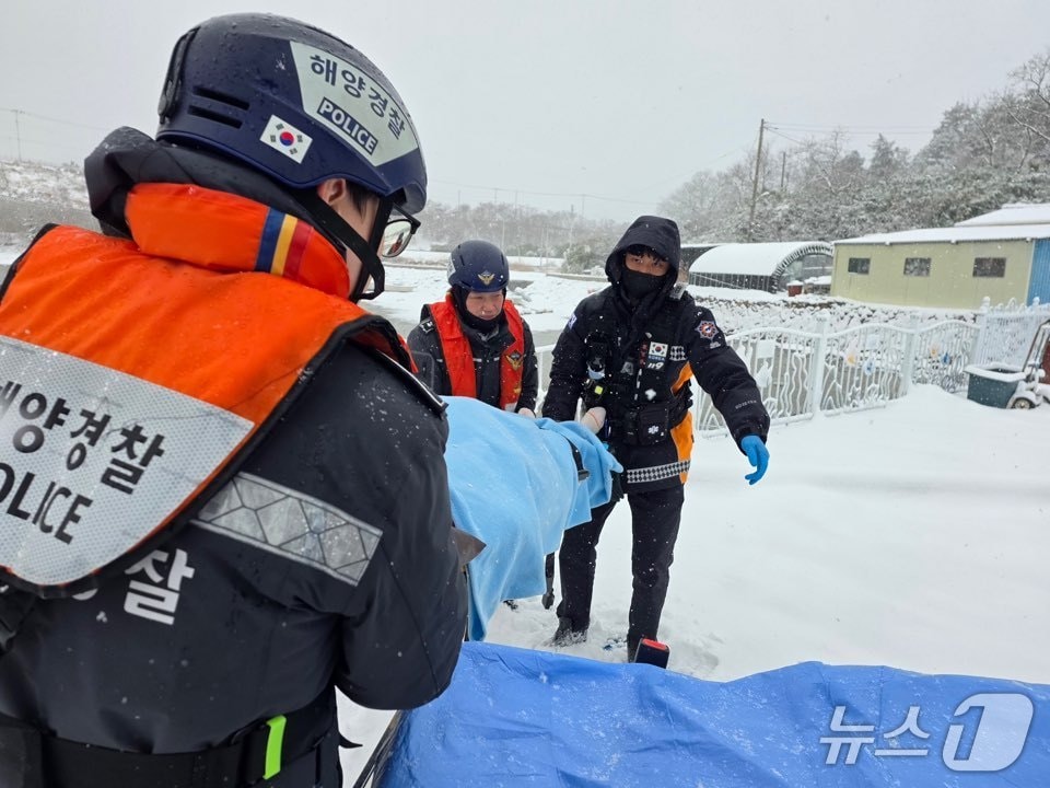 응급환자 이송하는 목포해경. (목포해경 제공. 재판매 및 DB 금지)