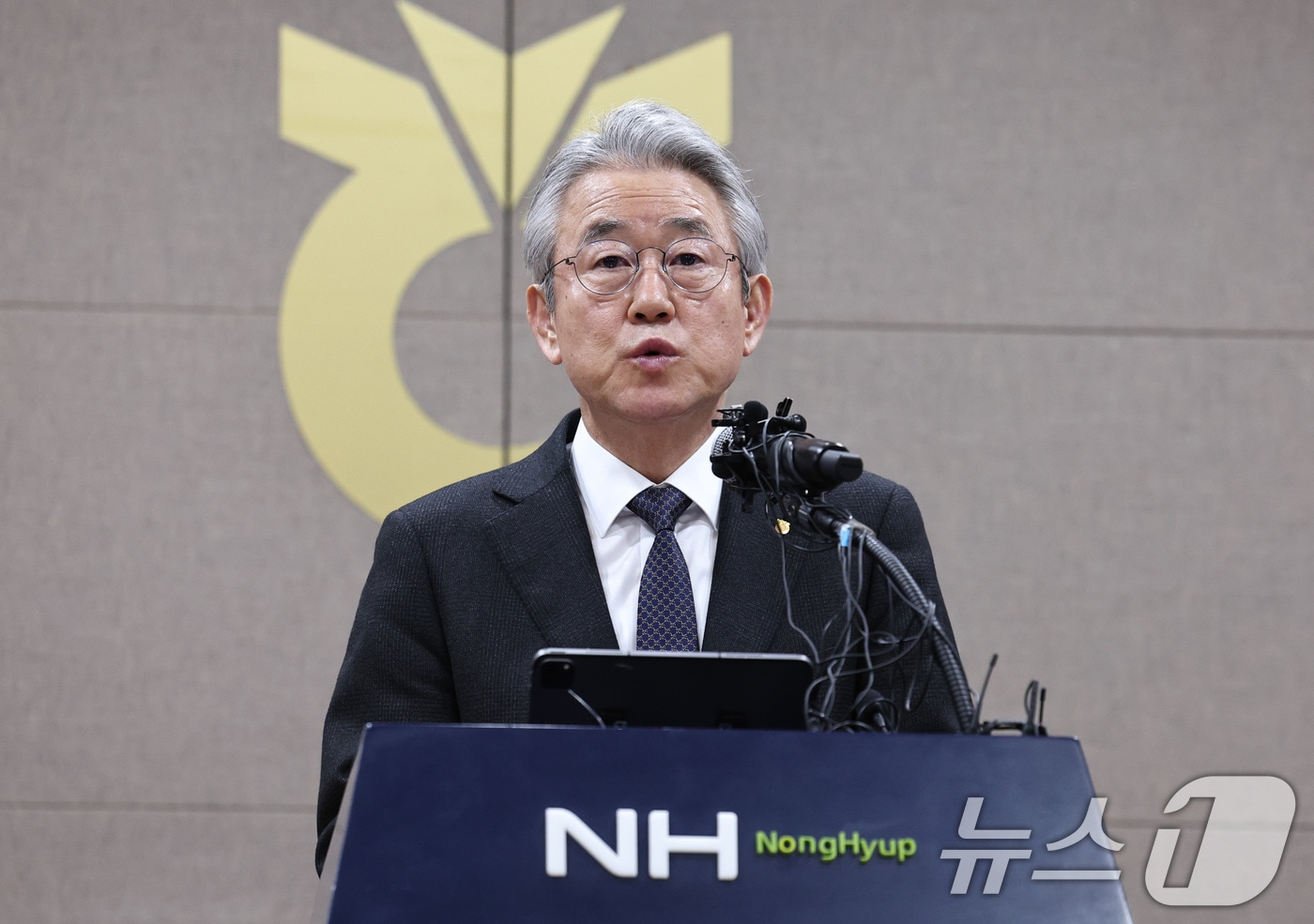 강호동 농협중앙회장이 13일 오전 서울 중구 농협중앙회 본관에서 농림축산식품부가 지난 8일 발표한 농협중앙회에 대한 특별감사 중간 결과와 관련해 대국민 사과문을 발표하고 있다. 2026.1.13 ⓒ 뉴스1 구윤성 기자