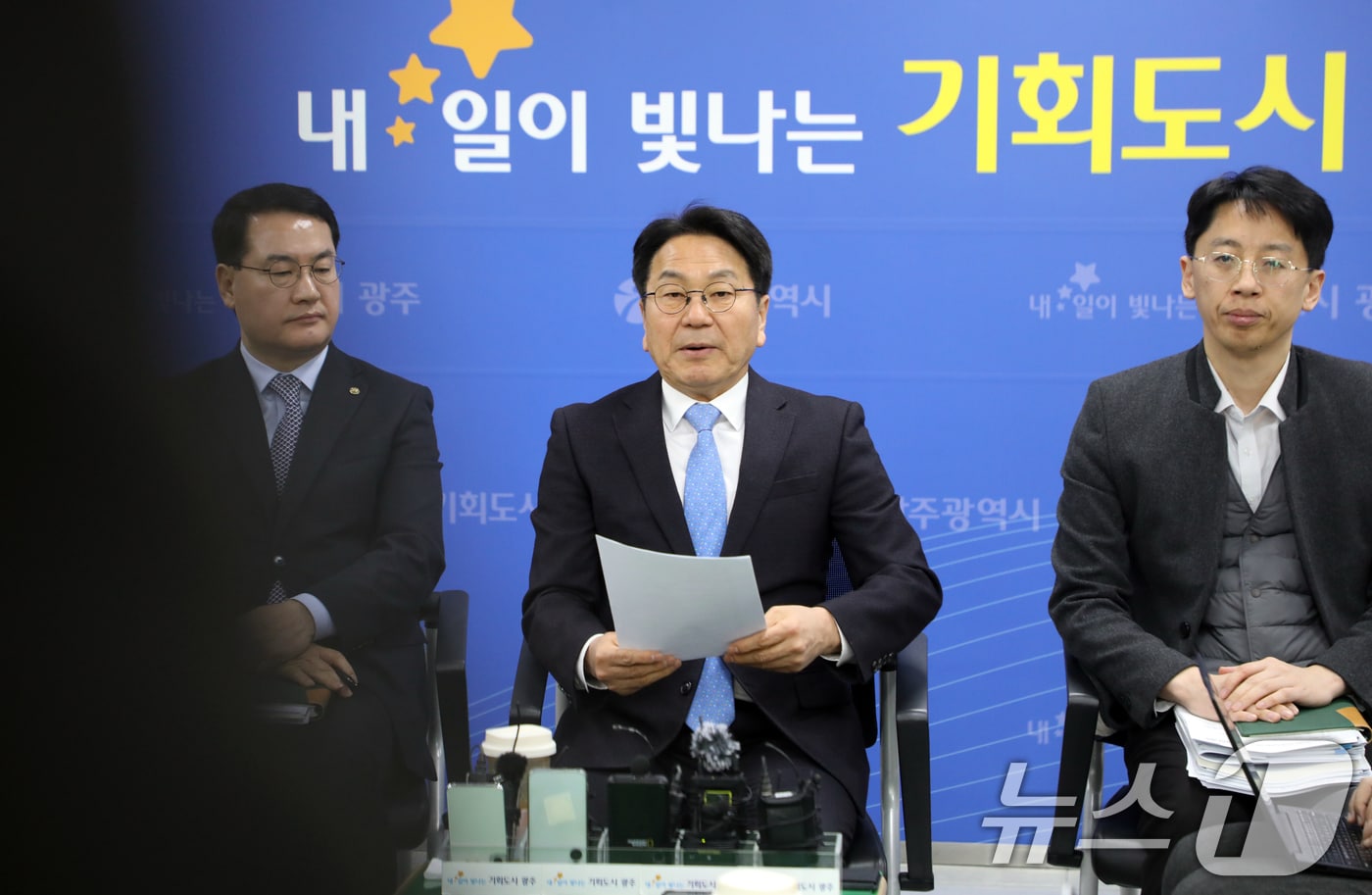 강기정 광주시장이 13일 시청 출입기자단과 만나 광주전남 행정통합과 관련해 시민 공감대 형성을 위한 방안을 발표하고 있다. 2026.1.13/뉴스1 ⓒ News1 이수민 기자