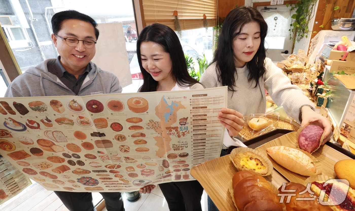 박희조 동구청장과 관계자들이 마을 빵집 영문지도 ‘Bread City Donggu’를 살펴보고 있다.(동구 제공. 재판매 및 DB금지)/뉴스1
