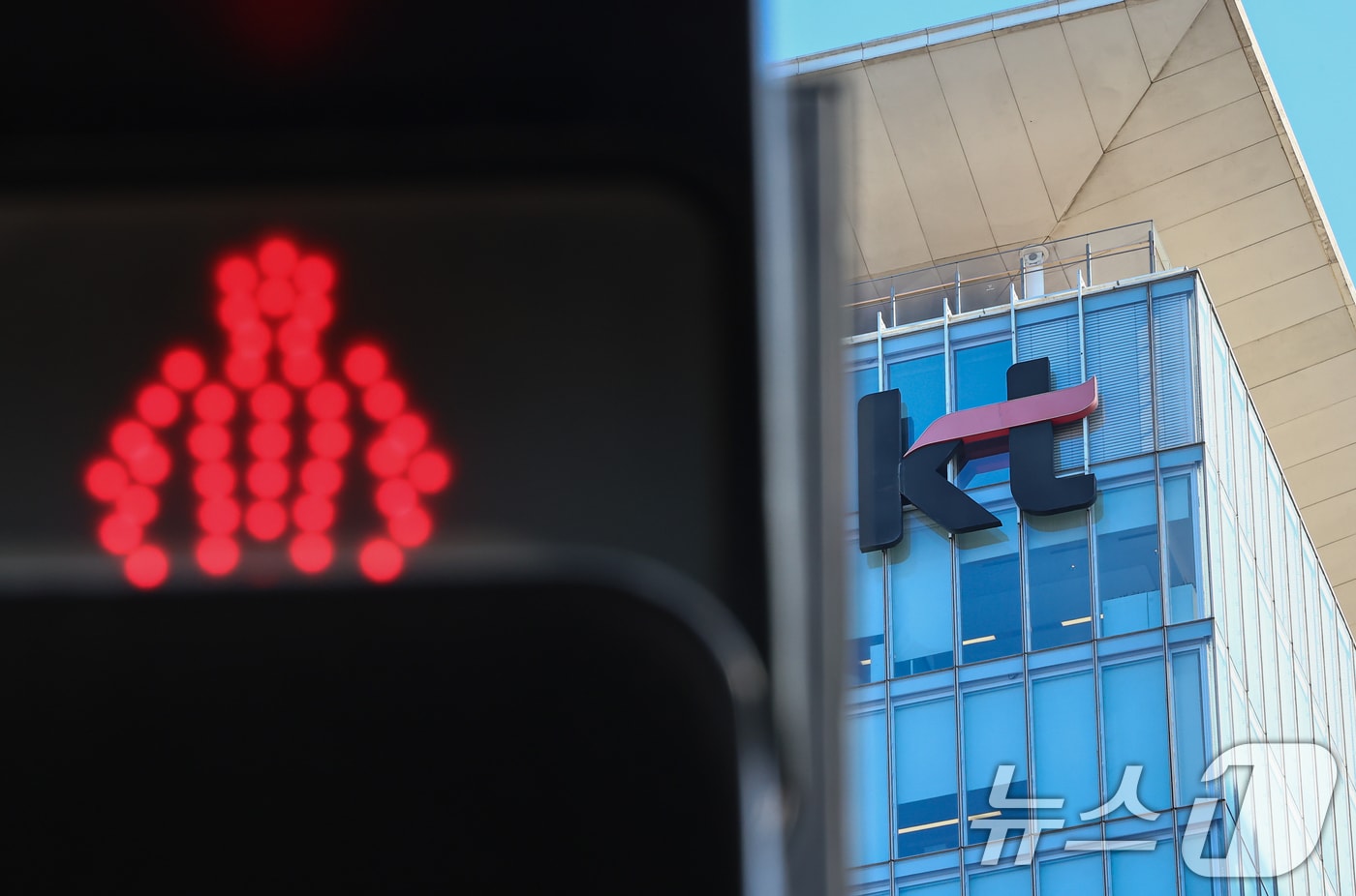 KT 위약금 면제 종료…14일간 31만명 넘게 떠났다 - 뉴스1