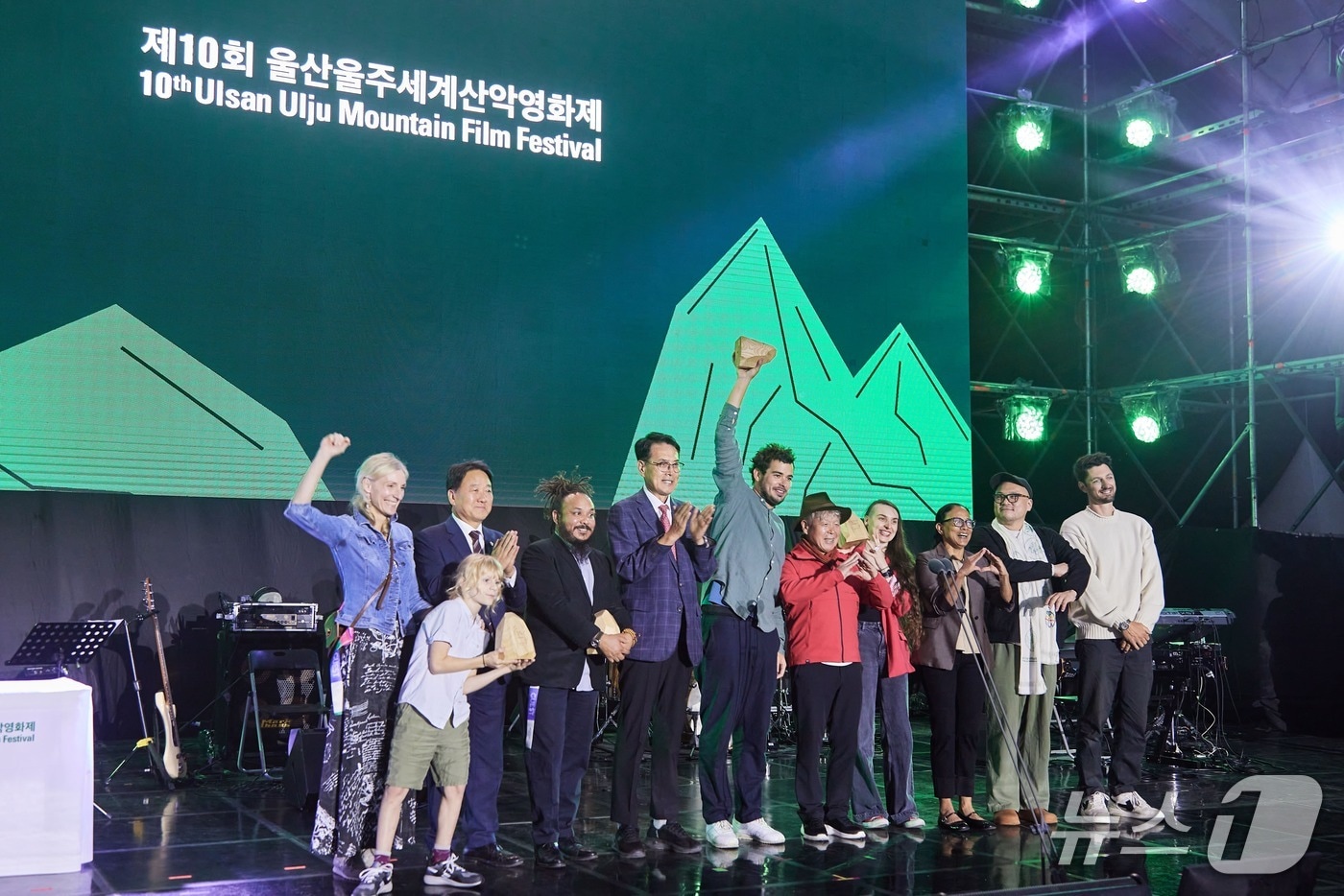 제10회 울산울주세계산악영화제 폐막식에서 진행된 시상식 모습. (울산울주세계산악영화제 제공. 재판매 및 DB 금지) /뉴스1