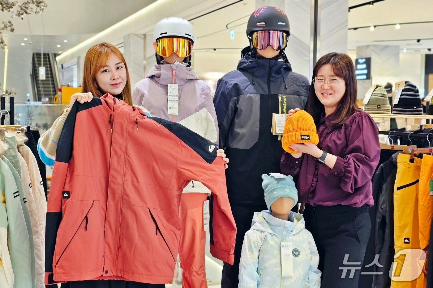 신세게백화점 센텀시티 관계자들이 퀵실버록시의 스키복을 소개하고 있다.(신세계 센텀시티 제공 재판매 및 DB 금지)