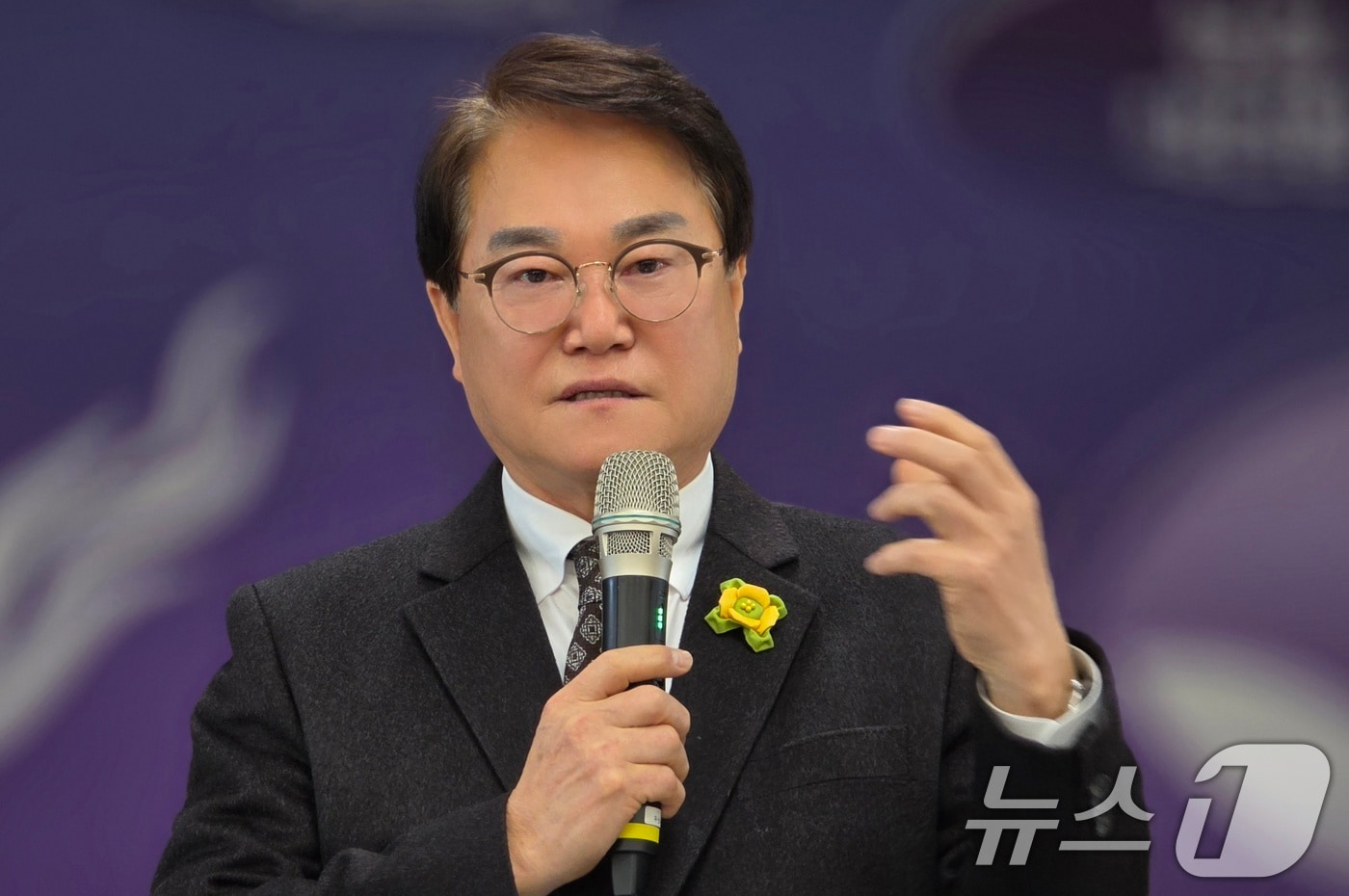 막말 논란을 빚은 김하수 경북 청도군수가 지난 13일 군청에서 기자회견을 하고 있다. 2026.1.13/뉴스1 ⓒ News1 정우용 기자