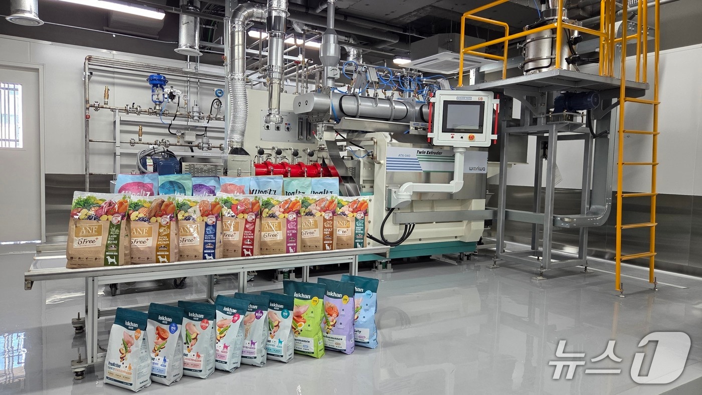 "반려동물 사료는 과학"...우리와, 국내 최대 펫푸드 연구소 개소 - 뉴스 썸네일 이미지