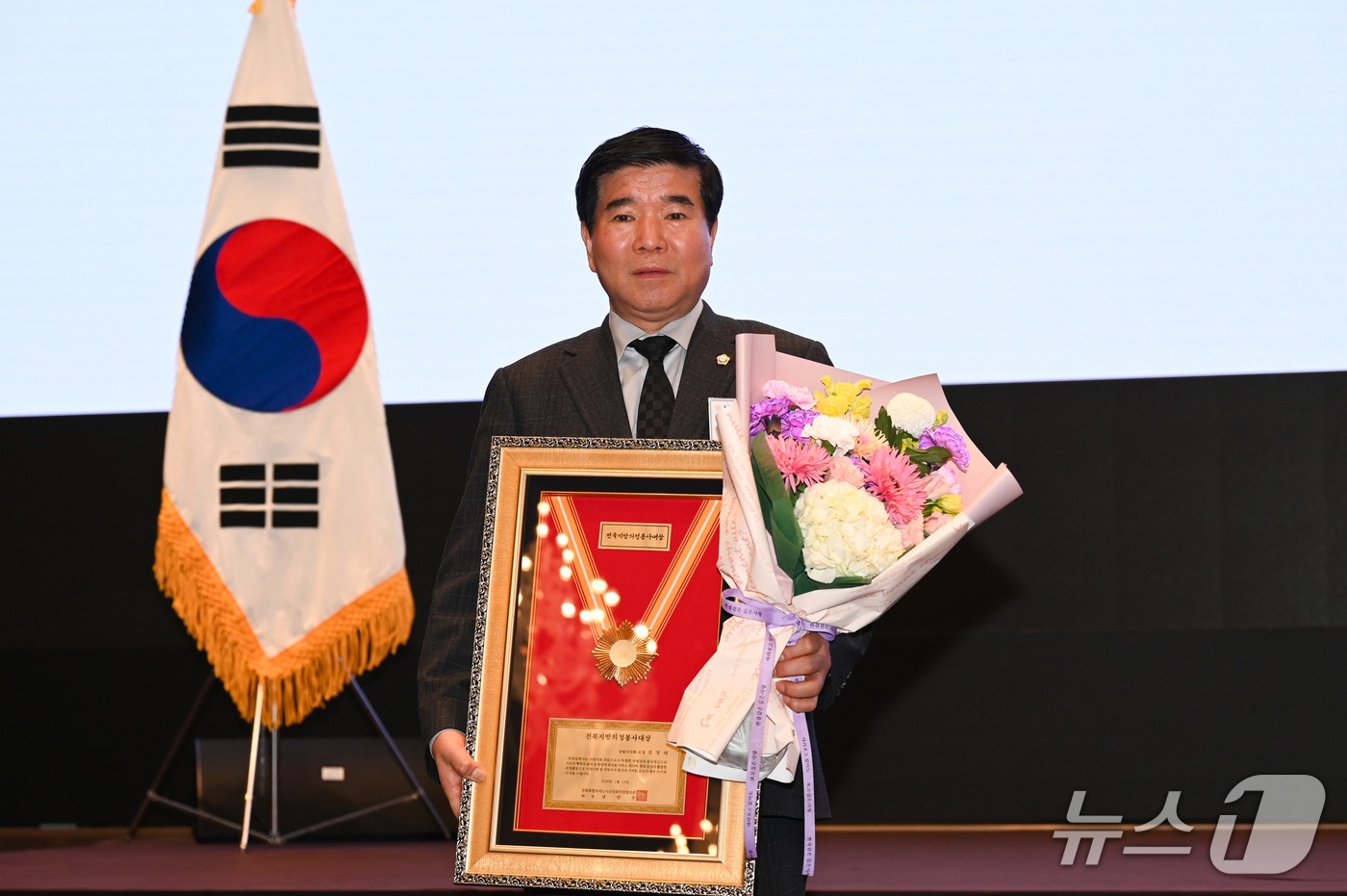 13일 '2026 전북특별자치도시군의회 의원 합동교육 연수'에서 전북지방의정봉사대상을 수상한 김영태 남원시의회 의장이 기념 촬영을 하고 있다.(김영태 의원 제공. 재판매 및 DB금지)/뉴스1