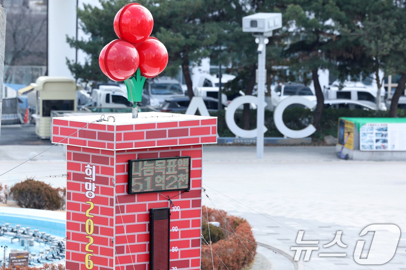 13일 오후 광주 동구 5·18민주광장에 설치된 사랑의 온도탑 수은주가 90도를 넘어 100도를 향해 올라가고 있는 모습. 2026.1.13/뉴스1 ⓒ News1 이승현 기자