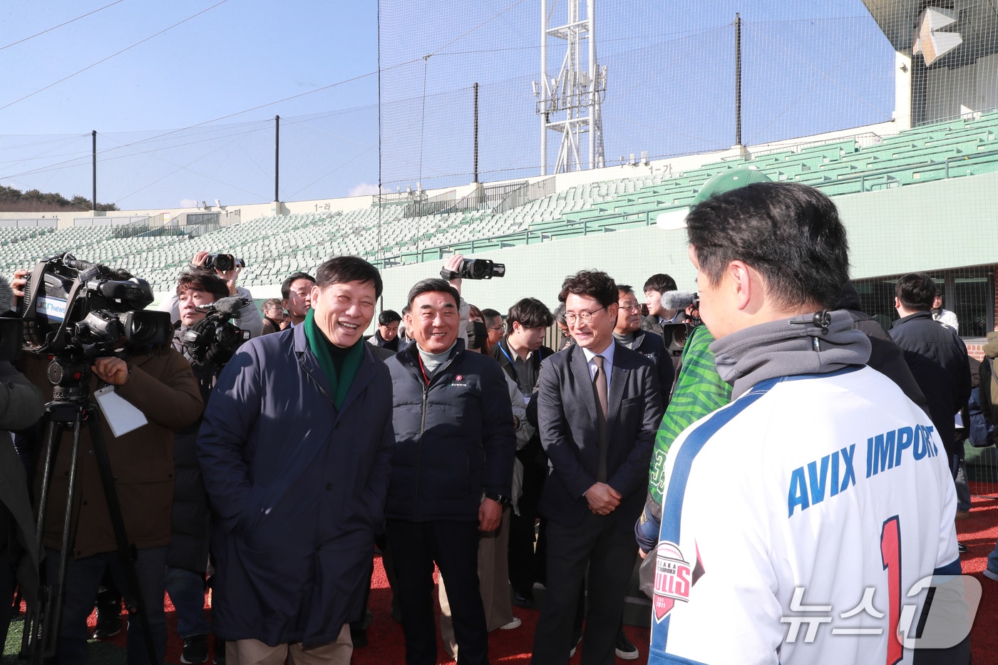 울산웨일즈 프로야구단 선수 선발을 위한 트라이아웃 첫날인 13일 울산 문수야구장에서 김두겸 울산시장과 허구연 KBO 총재가 선수 선발 과정을 참관하고 있다. (울산시 제공. 재판매 및 DB 금지) /뉴스1