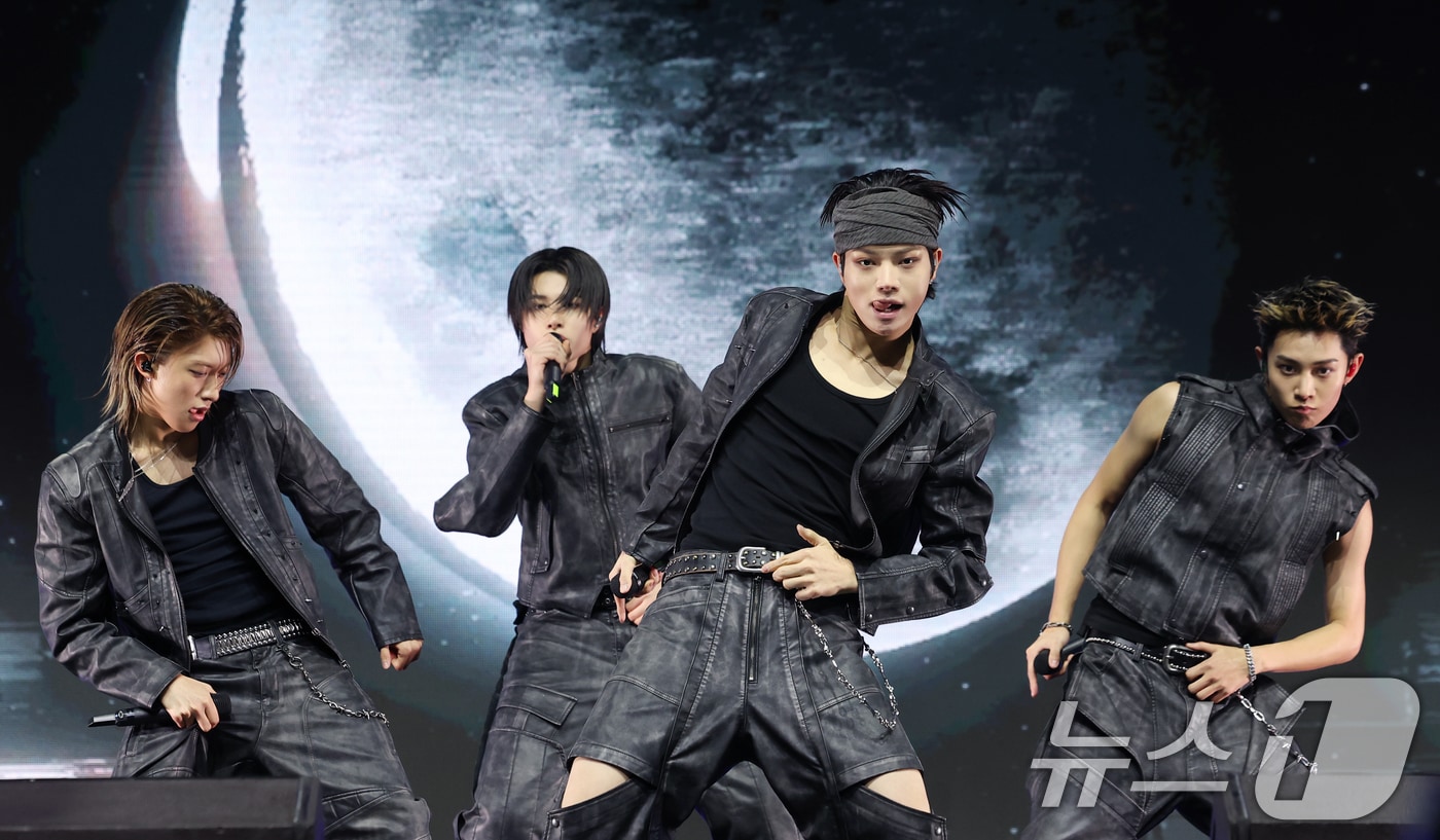 그룹 롱샷(LNGSHOT)의 우진(왼쪽부터)과 루이, 오율, 률이 13일 서울 영등포구 명화라이브홀에서 가진 데뷔 EP '샷 콜러스'(SHOT CALLERS) 발매 쇼케이스에서 타이틀 곡 '문워킨'(Moonwalkin)을 선보이고 있다. 2026.1.13/뉴스1 ⓒ News1 권현진 기자