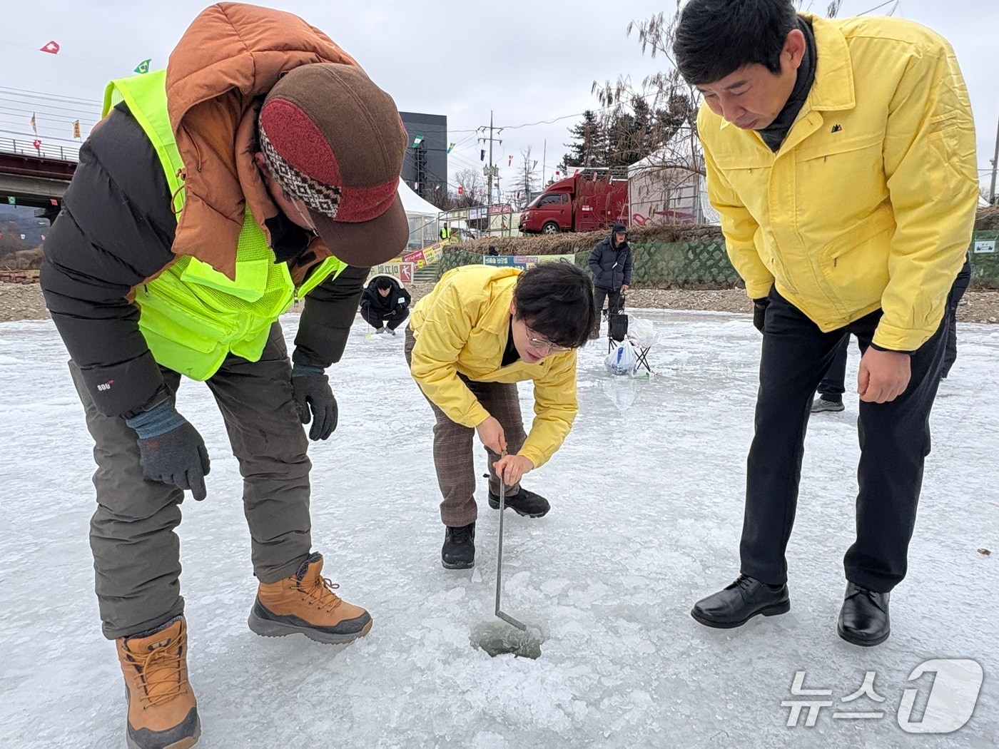  김미사성 경기 가평군 부군수가 관내 겨울축제장에서 안전사고 예방을 위한 현장점검을 하고 있다.(가평군 제공. 재판매 및 DB 금지)/뉴스1
