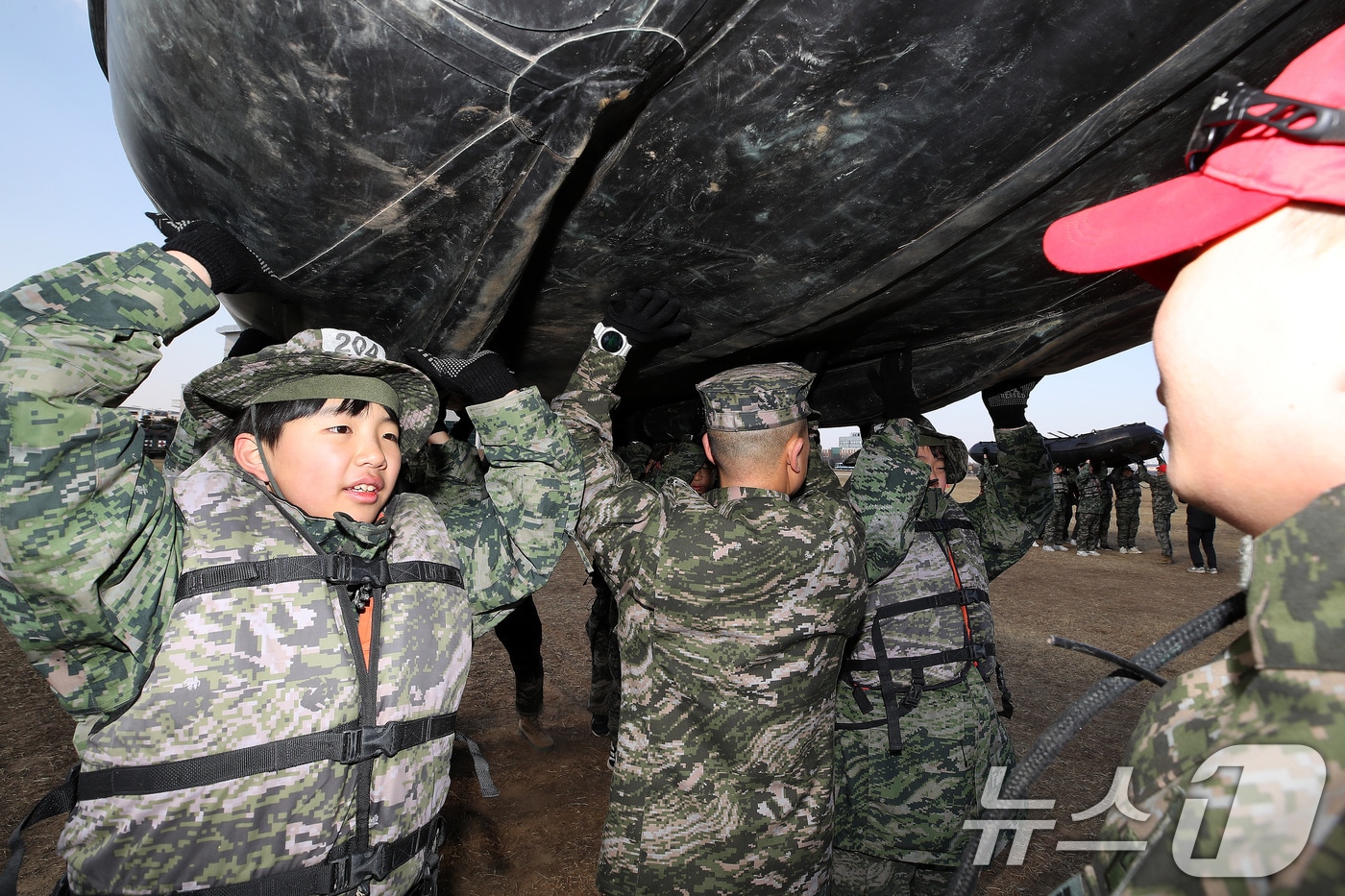 13일 경북 포항 해병대 1사단에서 열린 '2026년 겨울 해병대 캠프' 참가자들이 연병장에 IBS(소형고무보트) 도수운반 훈련을 하고 있다. 2026.1.13/뉴스1 ⓒ News1 공정식 기자