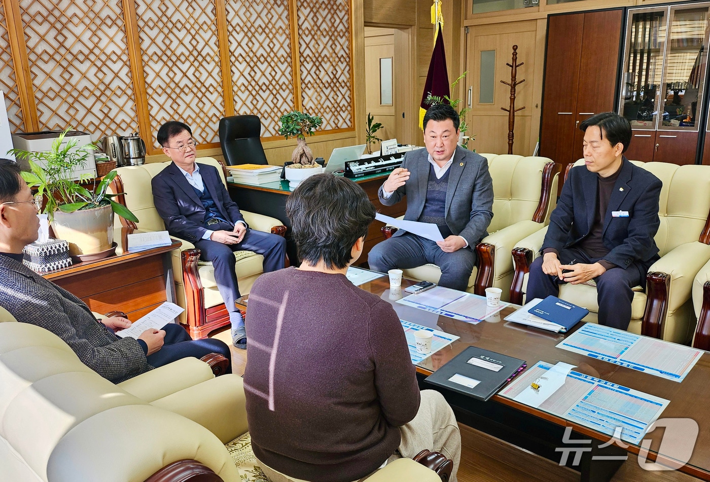 울산시의회 안대룡 의원은 13일 제일고등학교를 방문해 고교 내신 5등급제 전환에 대한 교육 현장 의견을 청취했다고 밝혔다.(울산시의회 제공. 재판매 및 DB금지)/뉴스1