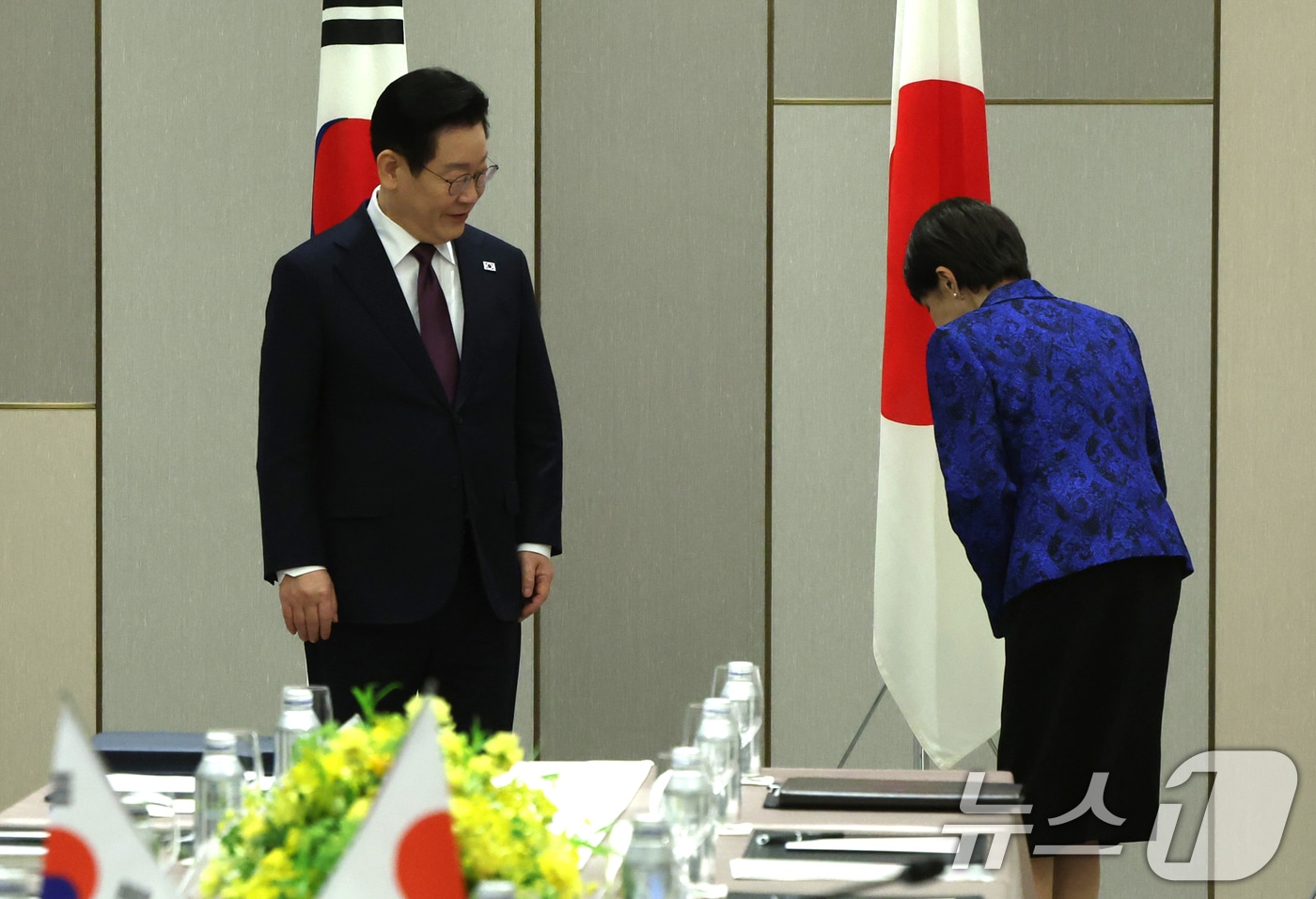 다카이치 사나에 일본 총리가 13일 일본 나라현 한일 정상회담장에서 이재명 대통령과 악수 후 자리로 향하기 전 국기에 예를 표하고 있다. 2026.1.13/뉴스1 ⓒ News1 이재명 기자