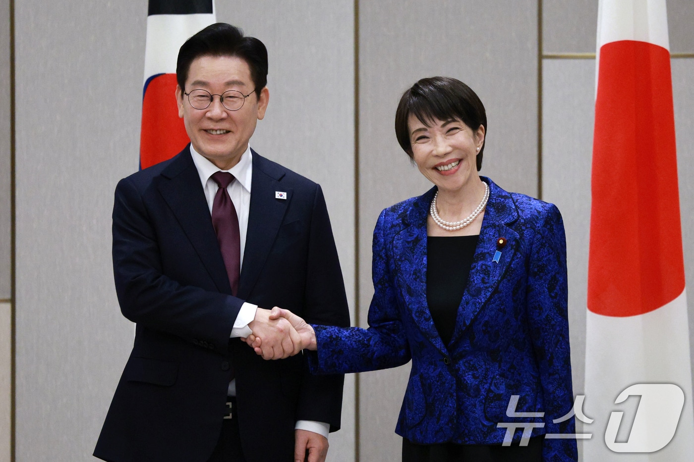 이재명 대통령과 다카이치 사나에 일본 총리가 13일 일본 나라현 회담장에서 열린 확대 회담에 앞서 악수하고 있다. 2026.1.13/뉴스1 ⓒ News1 이재명 기자