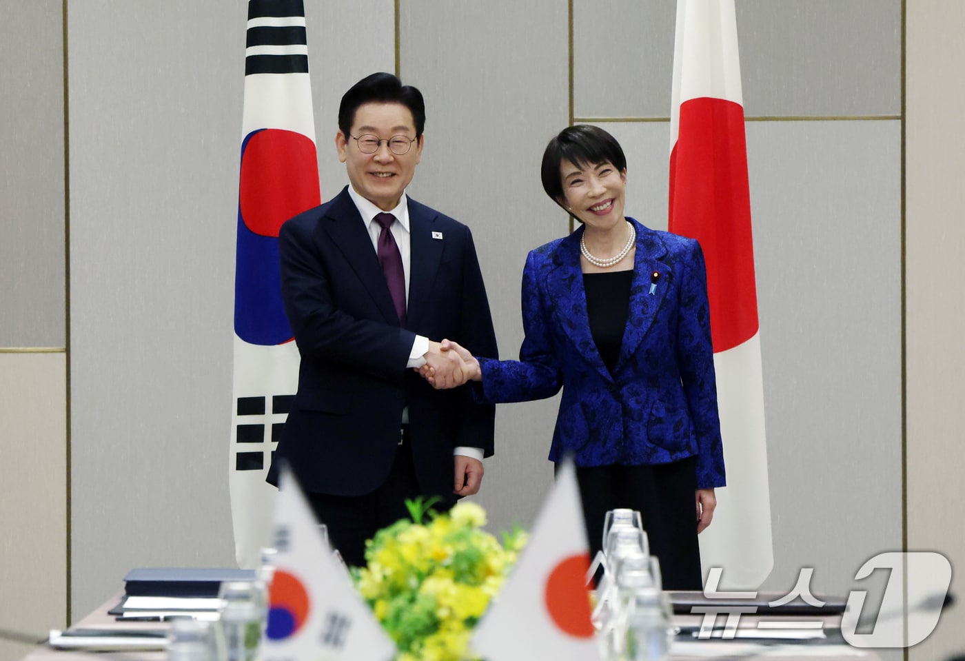 이재명 대통령과 다카이치 사나에 일본 총리가 13일 일본 나라현 회담장에서 열린 확대정상회담에 앞서 악수하고 있다. 2026.1.13/뉴스1 ⓒ News1 이재명 기자