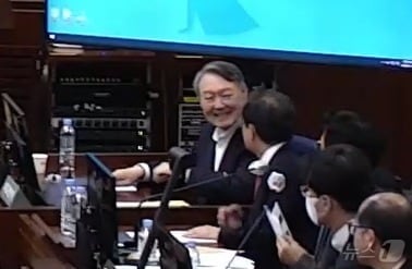 윤석열 전 대통령이 13일 서울 서초구 서울중앙지방법원에서 열린 내란 우두머리 혐의 2차 결심공판에 출석해 변호인과 대화를 나누며 미소를 짓고 있다. (서울중앙지방법원 제공 영상 캡쳐. 재판매 및 DB 금지) 2026.1.13/뉴스1