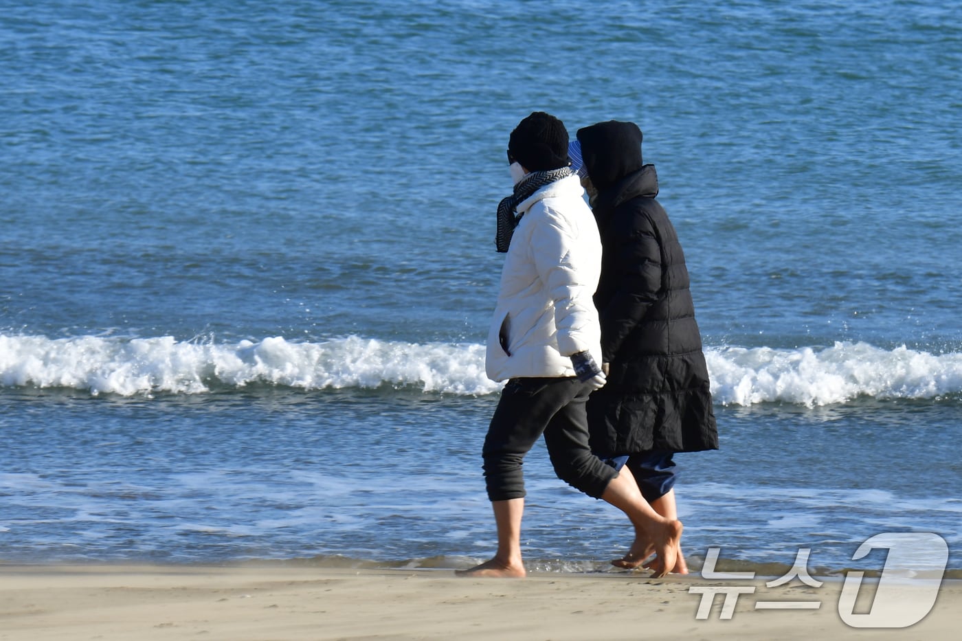 13일 오후 경북 포항시 북구 영일대해수욕장 백사장에서 시민들이 영하의 날씨에도 불구하고 맨발걷기를 하고 있다. 2026.1.13/뉴스1 ⓒ News1 최창호 기자
