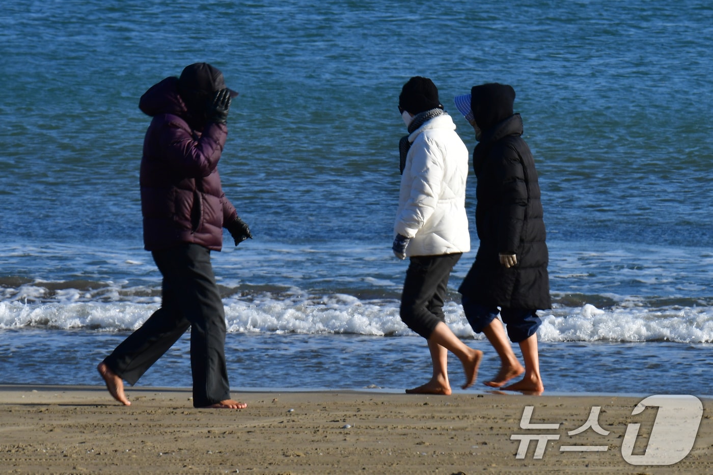 13일 오후 경북 포항시 북구 영일대해수욕장 백사장에서 시민들이 영하의 날씨에도 불구하고 맨발걷기를 하고 있다. 2026.1.13/뉴스1 ⓒ News1 최창호 기자