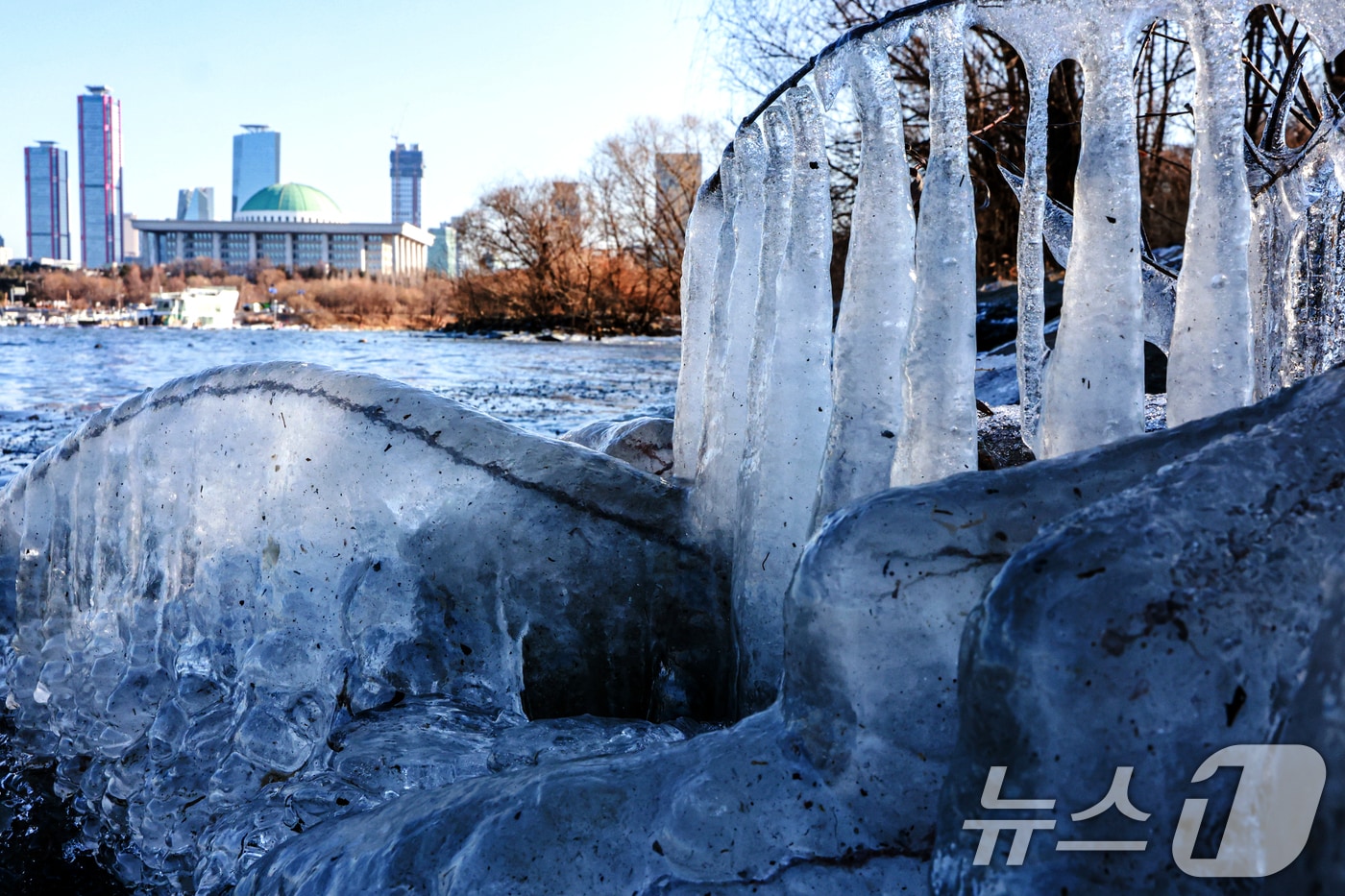 한낮에도 영하권 추위가 이어진 13일 오후 서울 영등포구 여의도 인근 한강에 고드름이 얼어있다. 2026.1.13/뉴스1 ⓒ News1 이호윤 기자