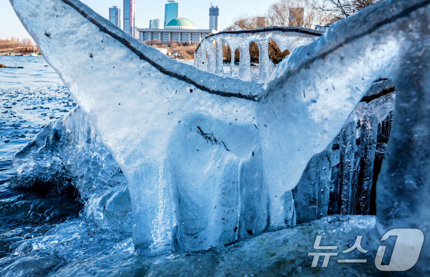 한낮에도 영하권 추위가 이어진 13일 오후 서울 영등포구 여의도 인근 한강에 고드름이 얼어있다. 2026.1.13/뉴스1 ⓒ News1 이호윤 기자