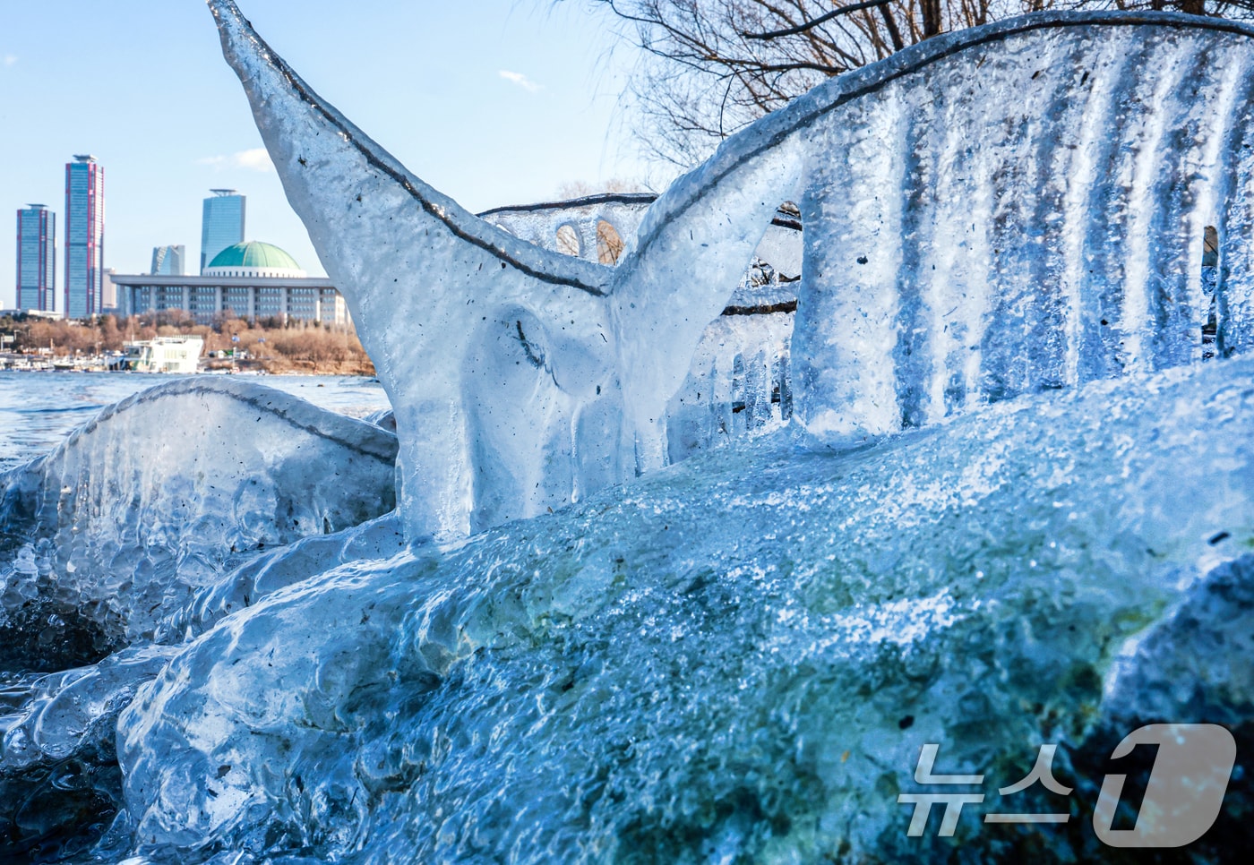 한낮에도 영하권 추위가 이어진 13일 오후 서울 영등포구 여의도 인근 한강에 고드름이 얼어있다. 2026.1.13/뉴스1 ⓒ News1 이호윤 기자
