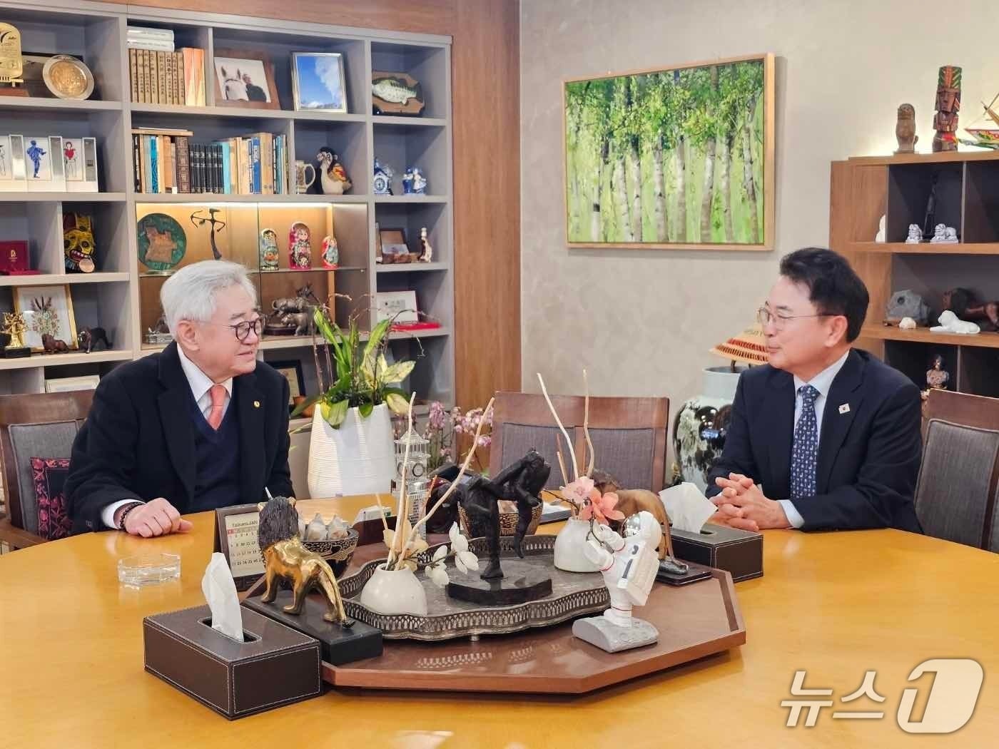 육동한 춘천시장이 13일 세계태권도연맹본부(WT)에서 조정원 WT총재를 만나 2026세계태권도품새선수권대회 준비와 경기 일정 등에 대해 협의하고 있다.(춘천시 제공, 재판매 및 DB금지)