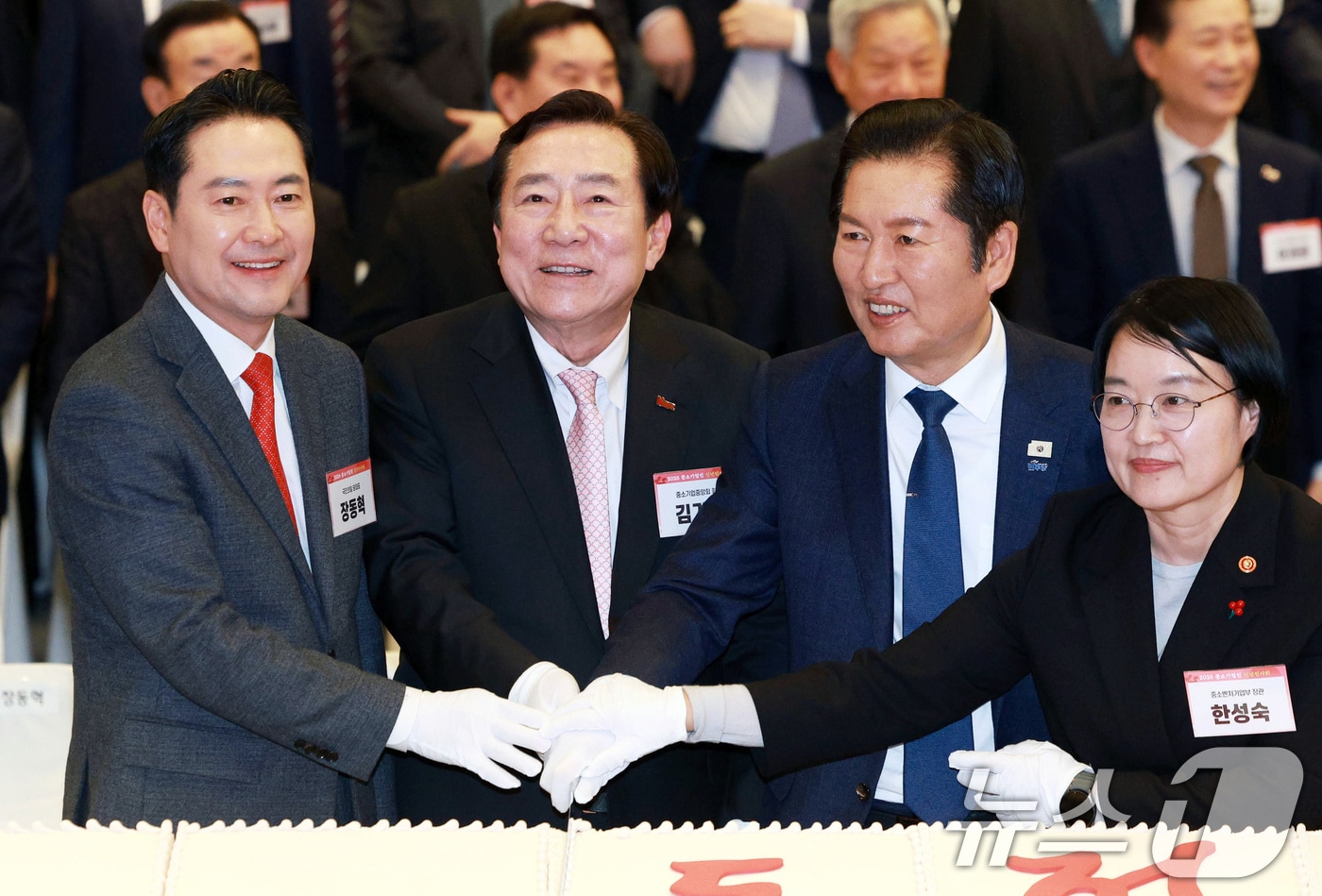 장동혁 국민의힘 대표(왼쪽부터), 김기문 중소기업중앙회장, 정청래 더불어민주당 대표, 한성숙 중소벤처기업부 장관이 13일 서울 여의도 중소기업중앙회에서 열린 2026 중소기업인 신년인사회에서 떡케이크를 자르고 있다. (공동취재) 2026.1.13/뉴스1 ⓒ News1 유승관 기자