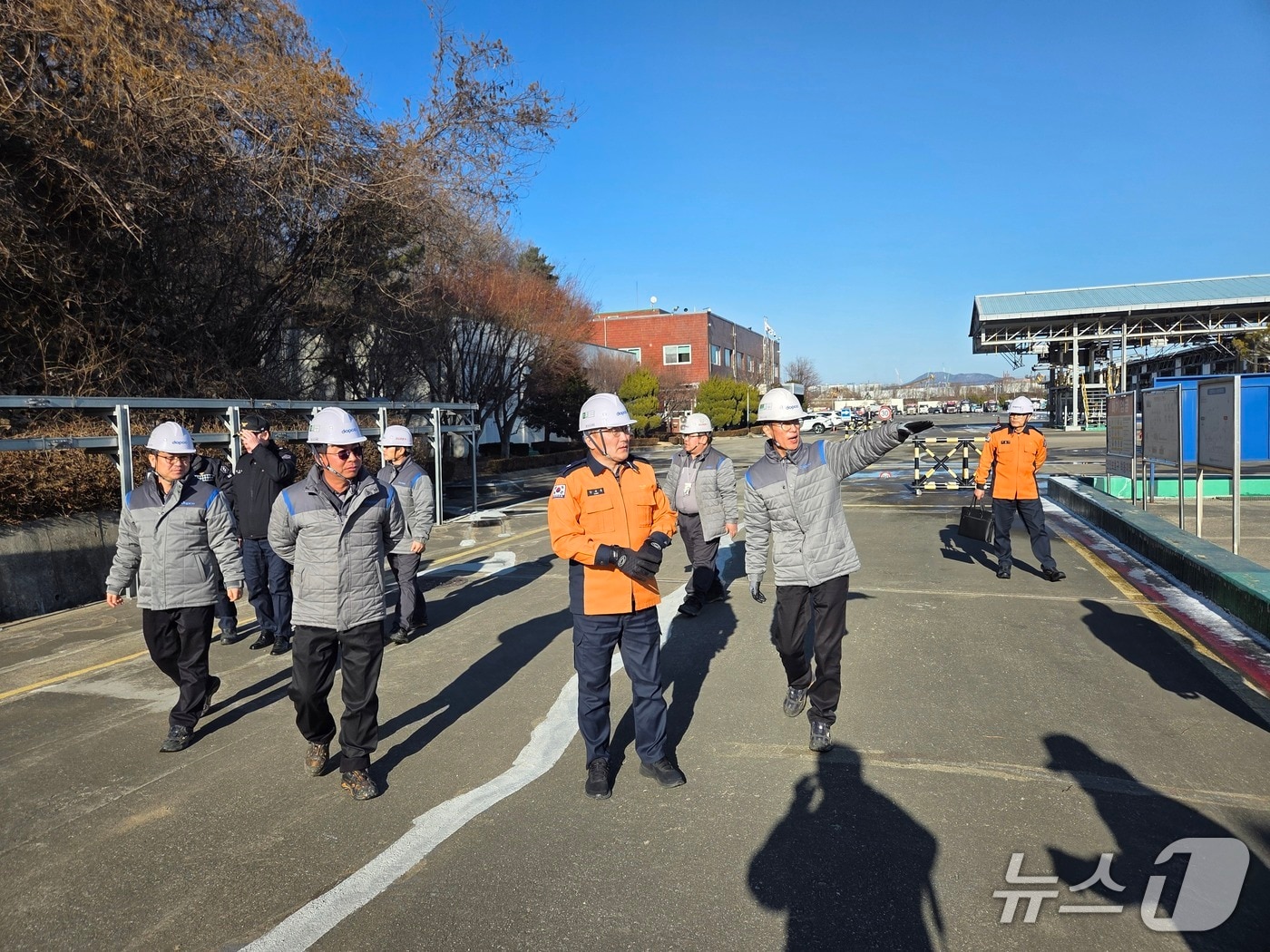 강대훈 경기북부소방재난본부장이 13일 경기 고양시 소재 대한송유관공사 경인지사를 방문해 겨울철 화재 위험 대비 현장안전지도를 실시하고 있다.(경기도북부소방재난본부 제공. 재판매 및 DB 금지)/뉴스1 