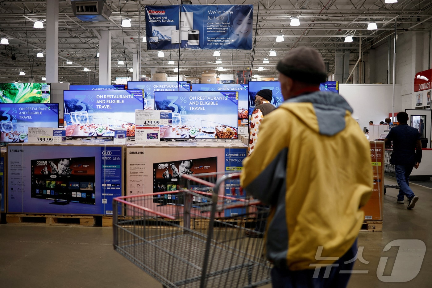 미국 버지니아주 알링턴의 한 코스트코 매장에서 쇼핑객들이 제품을 살펴보고 있다. 2024.11.27 ⓒ 로이터=뉴스1