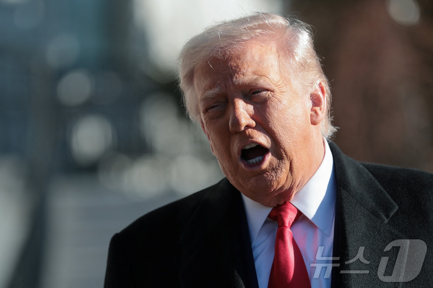 도널드 트럼프 미국 대통령이 13일(현지시간) 워싱턴DC 백악관에서 미시간주 디트로이트로 이동하기 위해 미 대통령 전용헬기 '마린원'으로 향하기 앞서 잠시 기자들의 질문에 답하고 있다. 2026.01.13. ⓒ 로이터=뉴스1 ⓒ News1 류정민 특파원