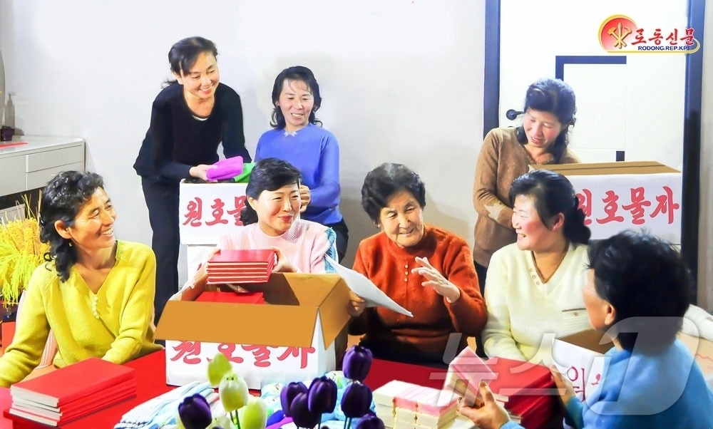 (평양 노동신문=뉴스1) = 북한 노동당 기관지 노동신문은 14일 신계군기초식품공장 직원이 속한 한 가정의 이야기를 소개하며 "사회주의제도의 아름다움"을 강조했다. [국내에서만 사용가능. 재배포 금지. DB 금지. For Use Only in the Republic of Korea. Redistribution Prohibited] rodongphoto@news1.kr