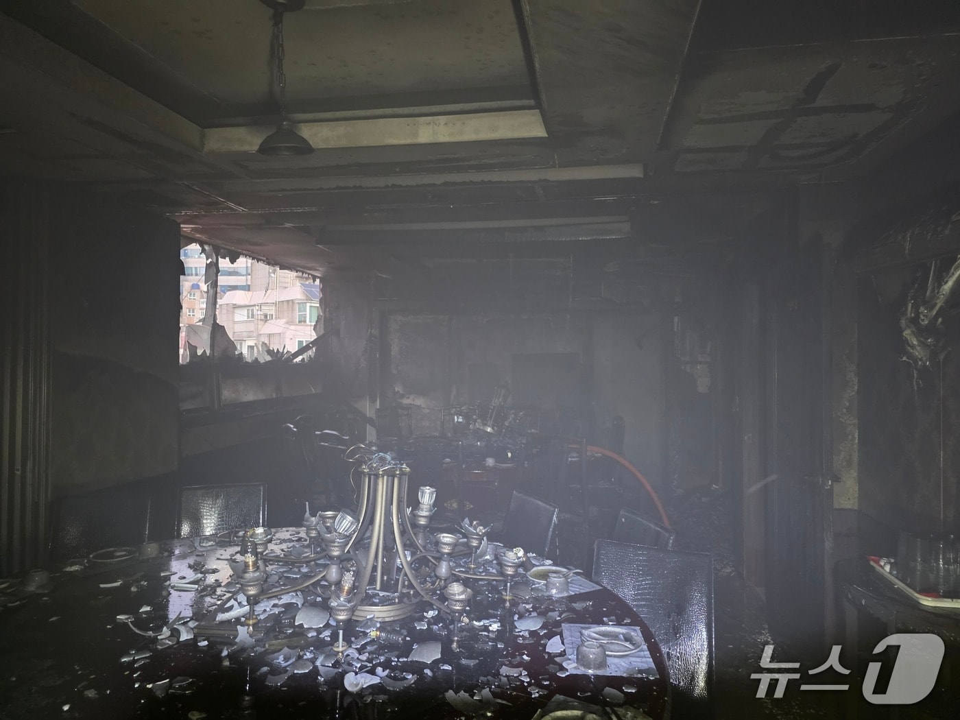 지난 13일 불이 난 부산 동래구 중식당 3층 모습 (소방 제공. 재판매 및 DB금지)