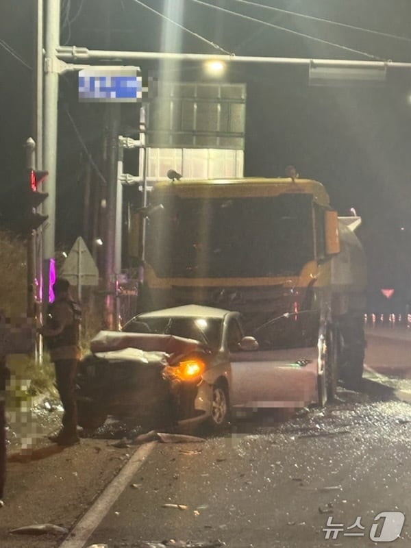 13일 오후 6시10분쯤 경북 영덕군 병곡면 병곡교차로에서 탱크로리 트럭이 신호대기 중이던 승용차 2대를 잇따라 들이받아 5명이 중경상을 입었다.(경북소방본부 제공. 재판매 및 DB 금지)2026.1.14/뉴스1