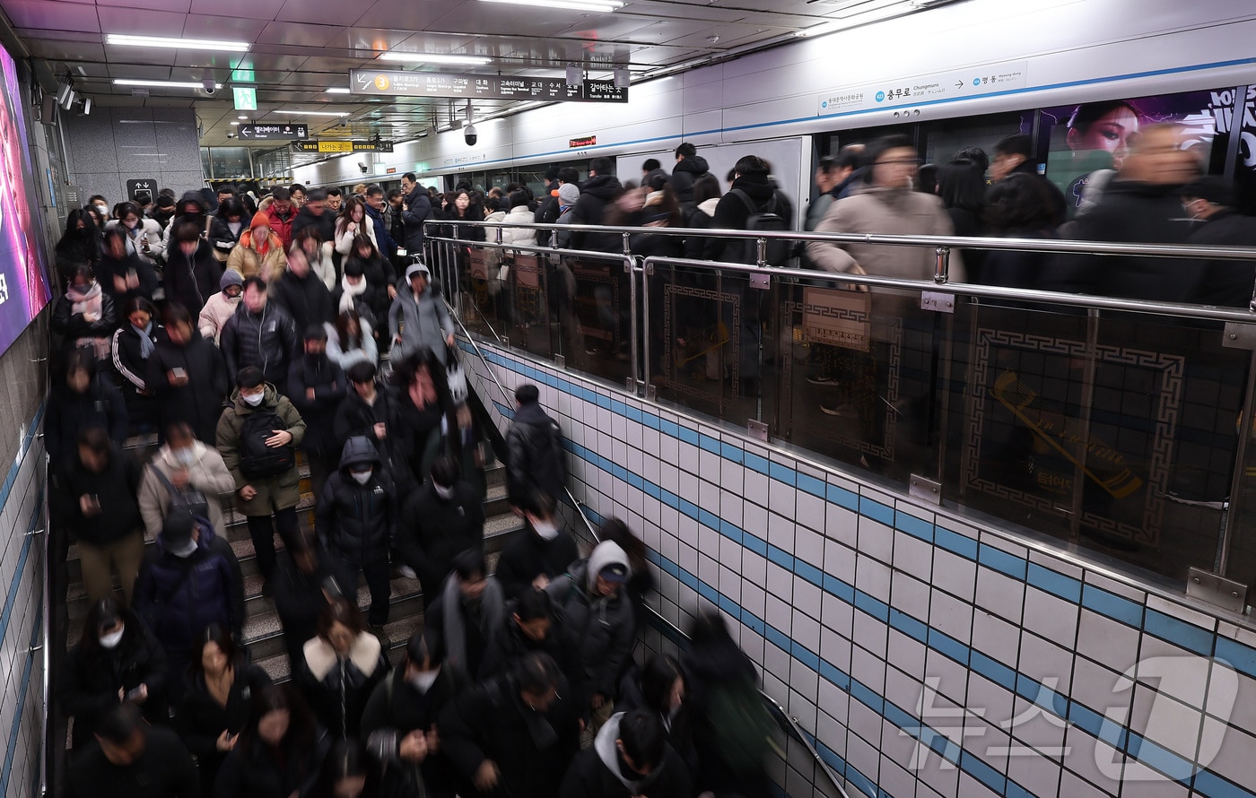서울 버스 파업 이틀째…지하철 증회하고 빈 열차도 동원(종합) - 뉴스1