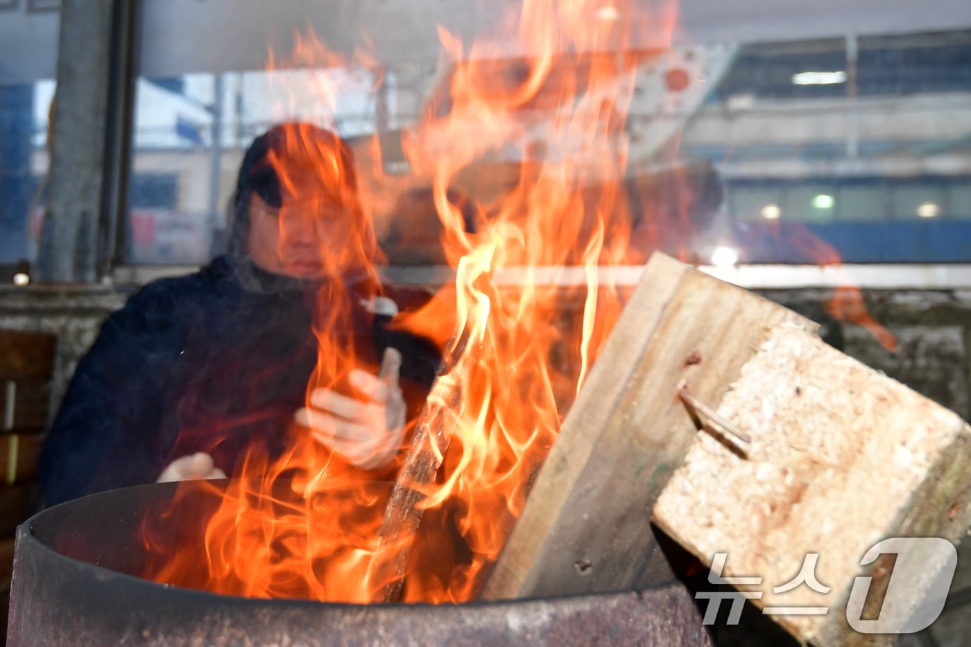 14일 경북 포항시 북구 죽도어시장에서 상인들이 모닥불 앞에서 몸을 녹이고 있다. 2026.1.14/뉴스1 ⓒ News1 최창호 기자