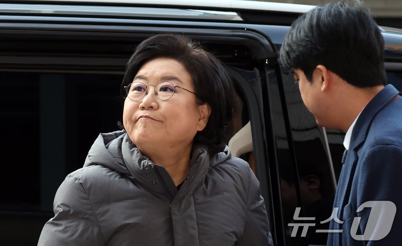 이혜훈 기획예산처 장관 후보자가 14일 오전 굳은 표정으로 서울 중구 예금보험공사에 마련된 인사청문회 준비 사무실로 출근하고 있다. 2026.1.14/뉴스1 ⓒ News1 김명섭 기자