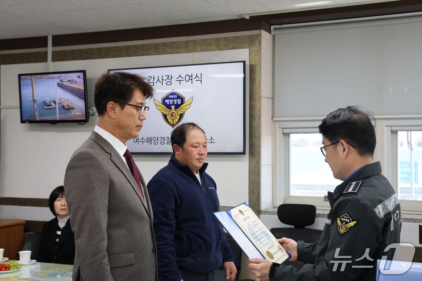 여수해경이 지난 13일 바다에 빠진 차량 구조에 적극 협조한 민간인에게 감사장을 수여하고 있다. (여수해경 제공. 재판매 및 DB금지)