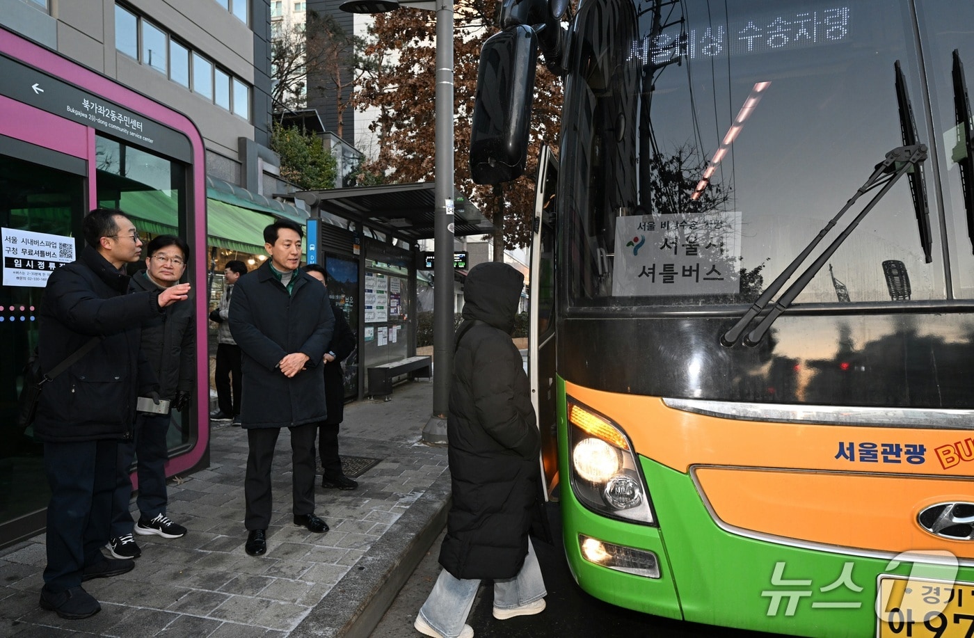 오세훈 서울시장이 서울시내버스 파업 이틀째인 14일 아침 서대문구에 위치한 버스정류장에서 주요 거점과 지하철역을 연결하는 무료 셔틀버스 수송 현황을 점검하고 있다.(서울시 제공)