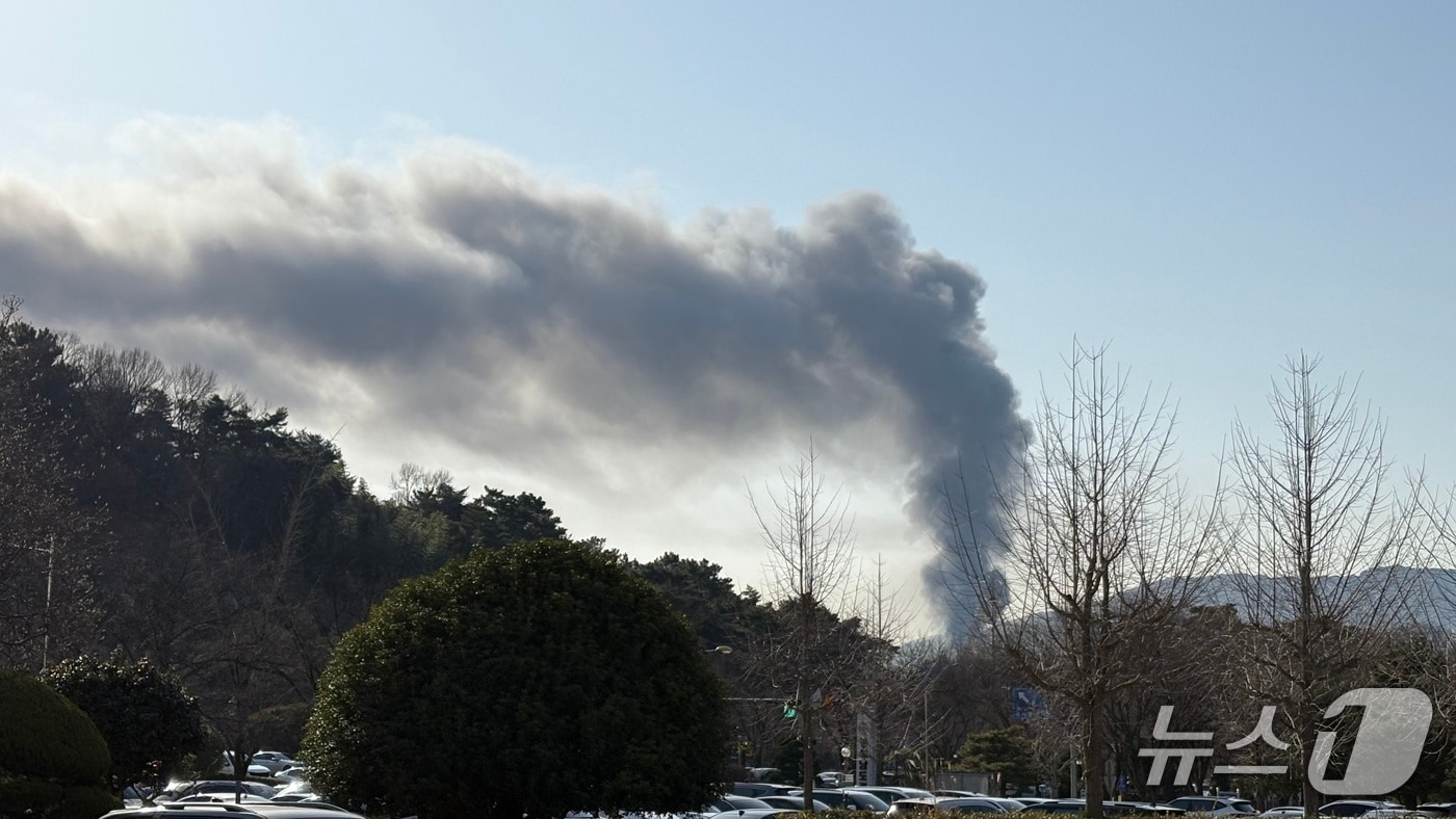 14일 오전 10시13분쯤 경남 창원시 성주동 한 공장에서 불이 나 연기가 피어오르고 있다.2026.1.14/뉴스1 강정태 기자