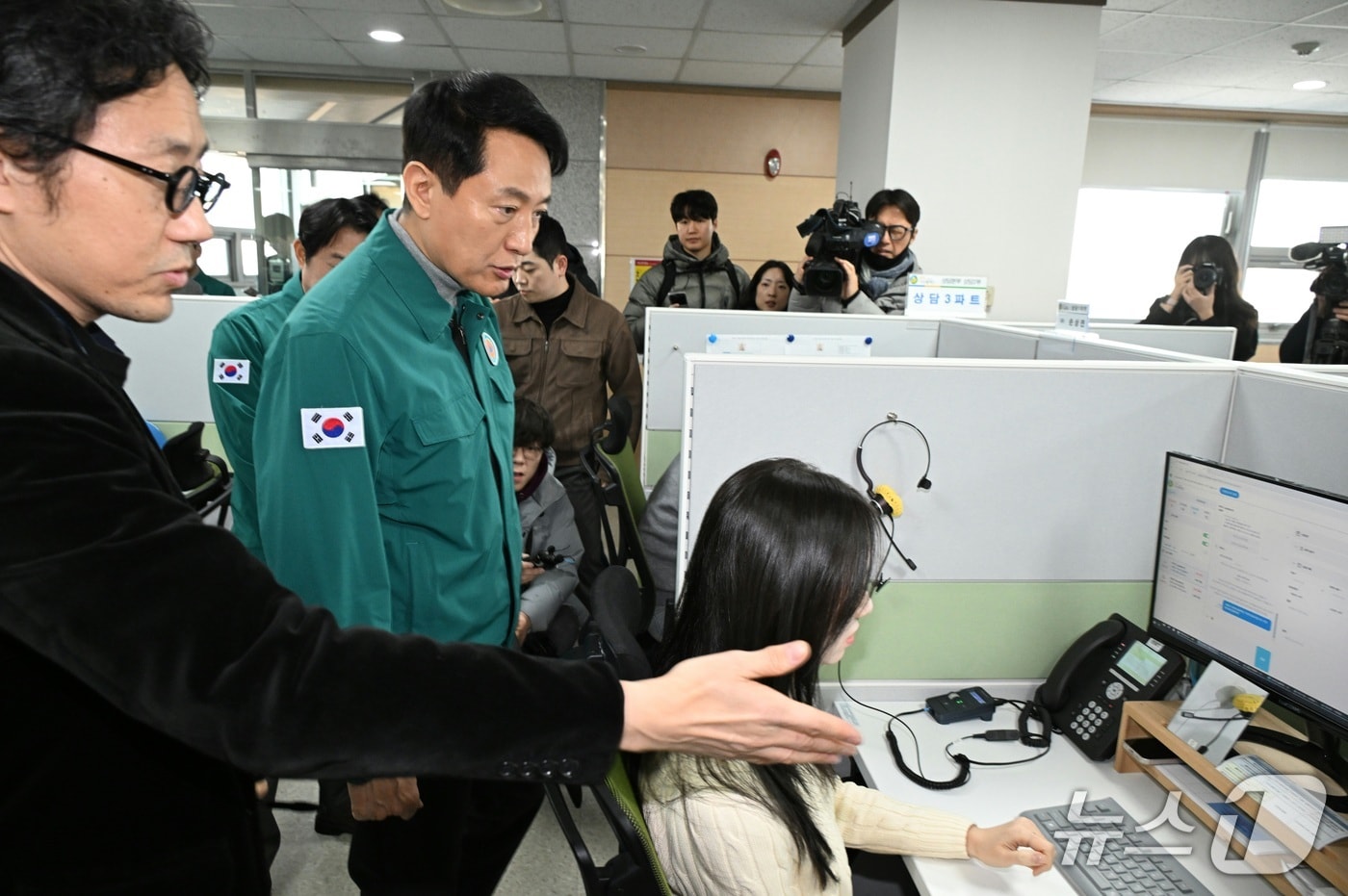오세훈 서울시장이 서울시내버스 파업 이틀째인 14일(수) 오전 120다산콜 센터를 방문해 시민 안내 및 불편접수 체계를 확인하고 있다.