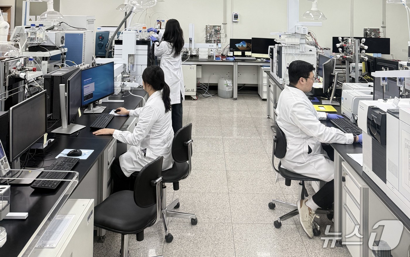 대구시가 수돗물 안전성 확보를 위해 올해부터 수질검사를 강화한다. 사진은 수질 분석 장면. (대구시 제공. 재판매 및 DB 금지)/뉴스1