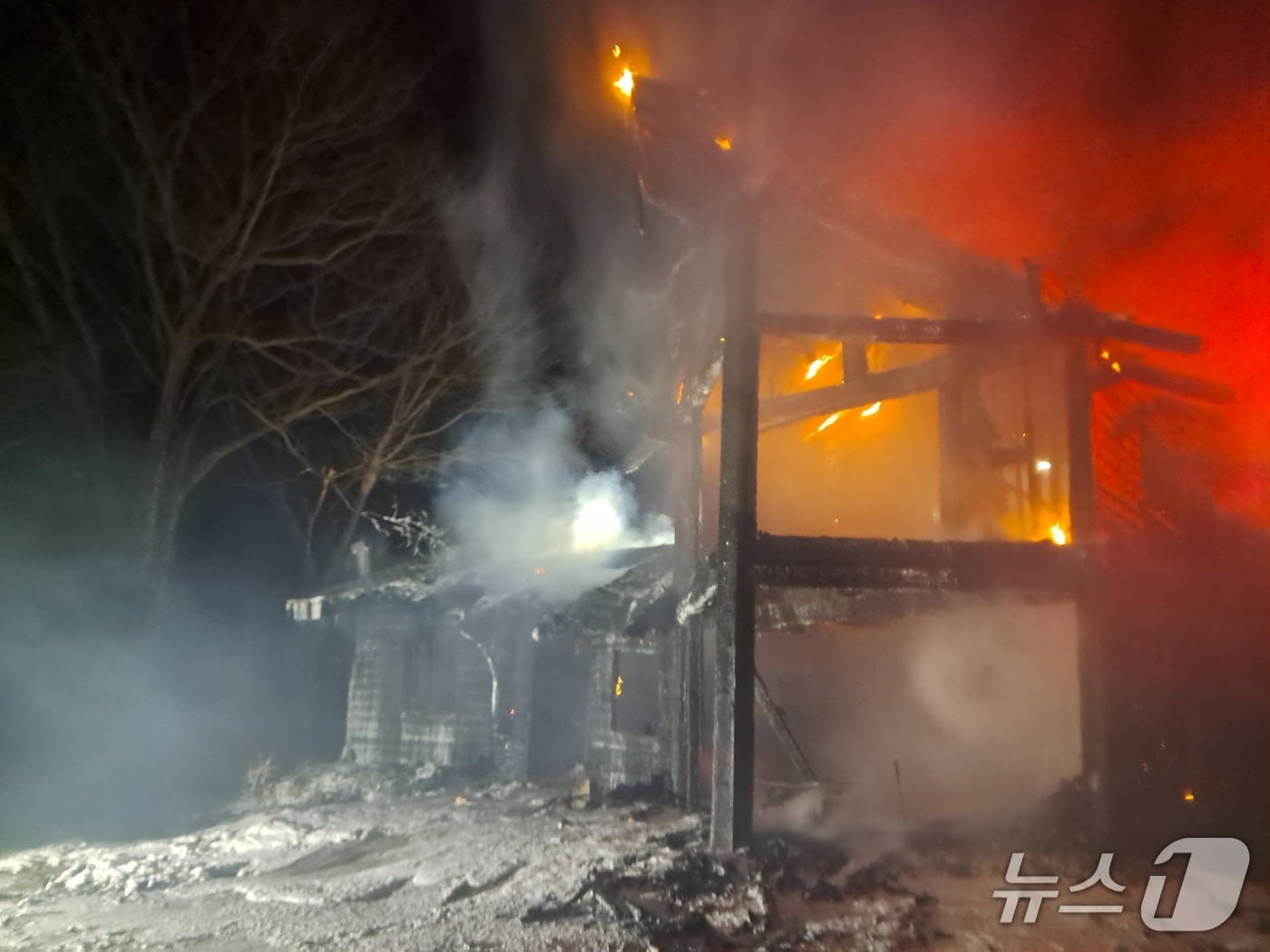 13일 오후 5시 36분께 울산 울주군 상북면의 한 목조주택에서 불이 났다.(울산소방 제공. 재판매 및 DB금지)/뉴스1