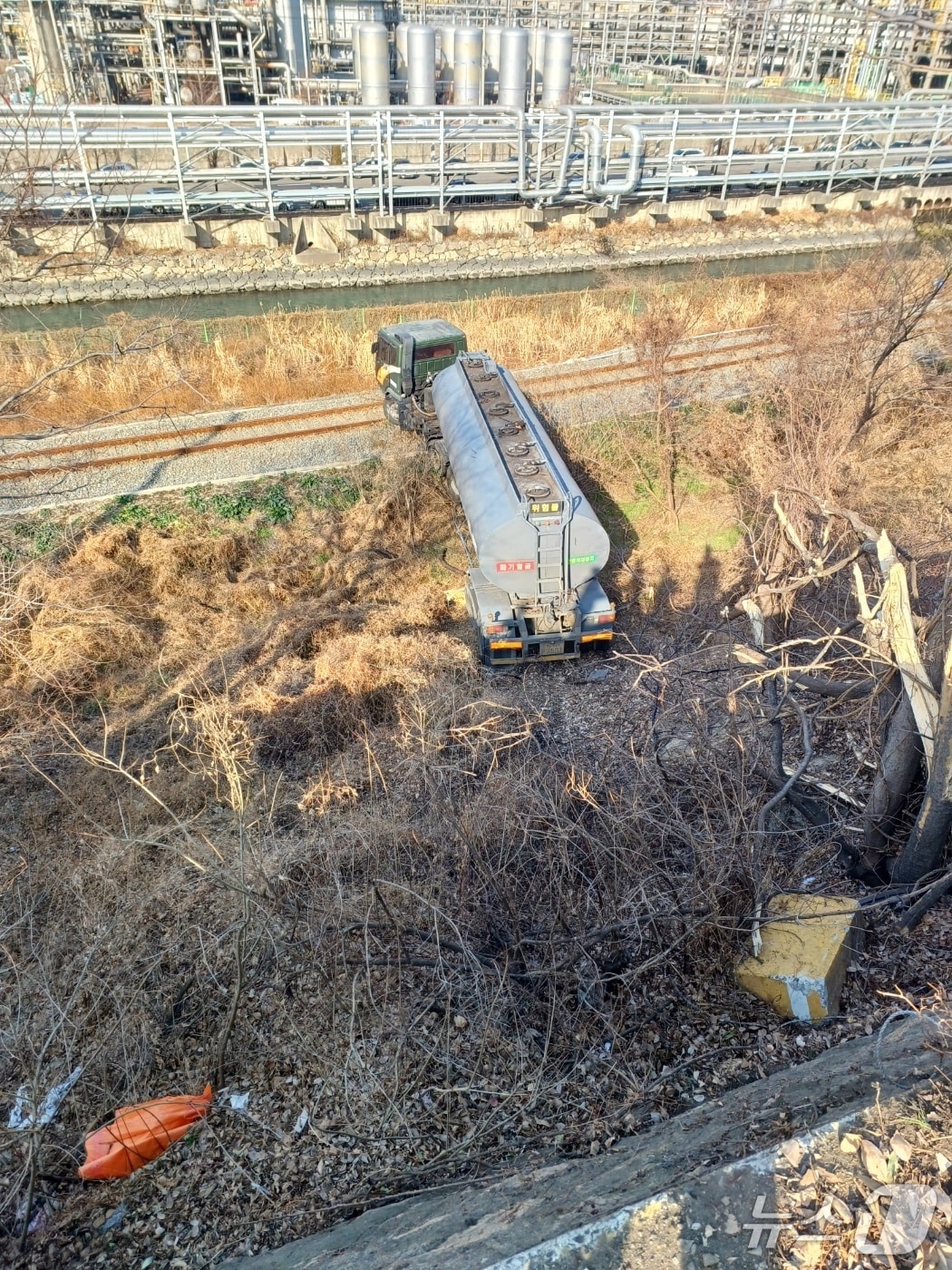 14일 오전 10시 42분쯤 전남 여수서 탱크로리 차량이 승용차와 추돌 후 철길로 추락하는 사고가 발생했다. (여수소방서 제공. 재판매 및 DB금지)