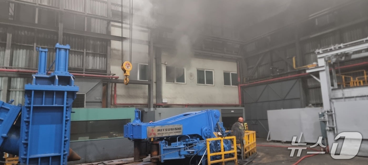 14일 오전 부산 사하구 다대동 공장 화재 현장.(부산소방재난본부 제공. 재판매 및 DB 금지)