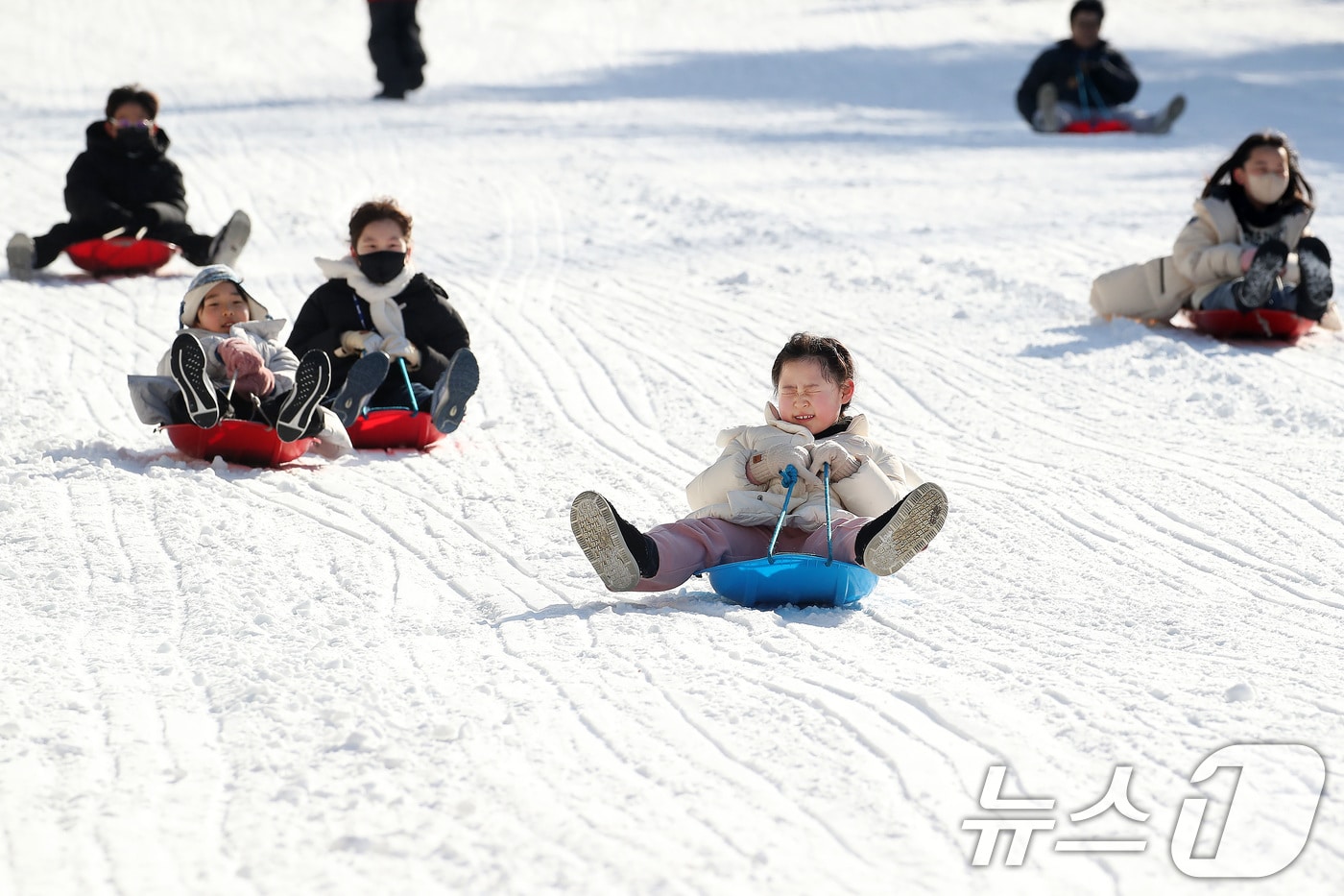 한파가 기승을 부린 14일 대구 달서구 테마파크 이월드를 찾은 어린이들이 눈썰매장에서 눈썰매를 타며 즐거운 시간을 보내고 있다. 2026.1.14/뉴스1 ⓒ News1 공정식 기자