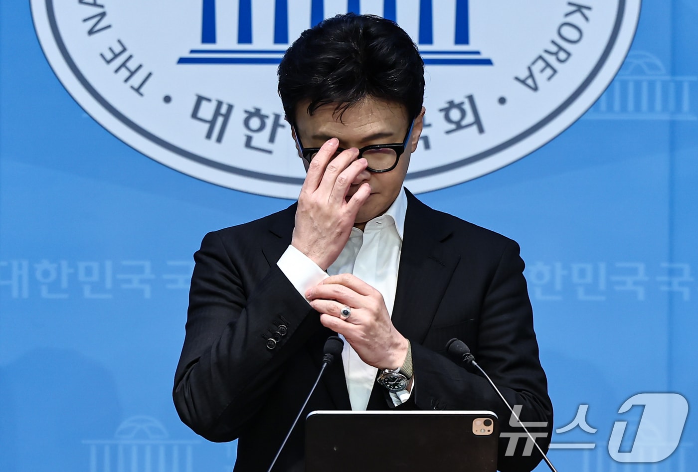 한동훈 국민의힘 전 대표가 14일 서울 여의도 국회 소통관에서 윤리위의 제명 결정에 대한 입장을 밝히기 전 안경을 고쳐쓰고 있다. 2026.1.14/뉴스1 ⓒ News1 김도우 기자